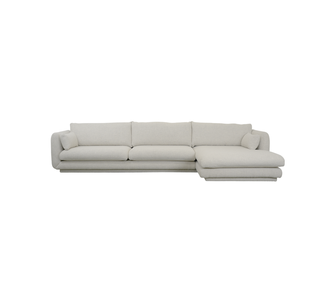 Sofá moderno de color arena con diseño de chaise longue.