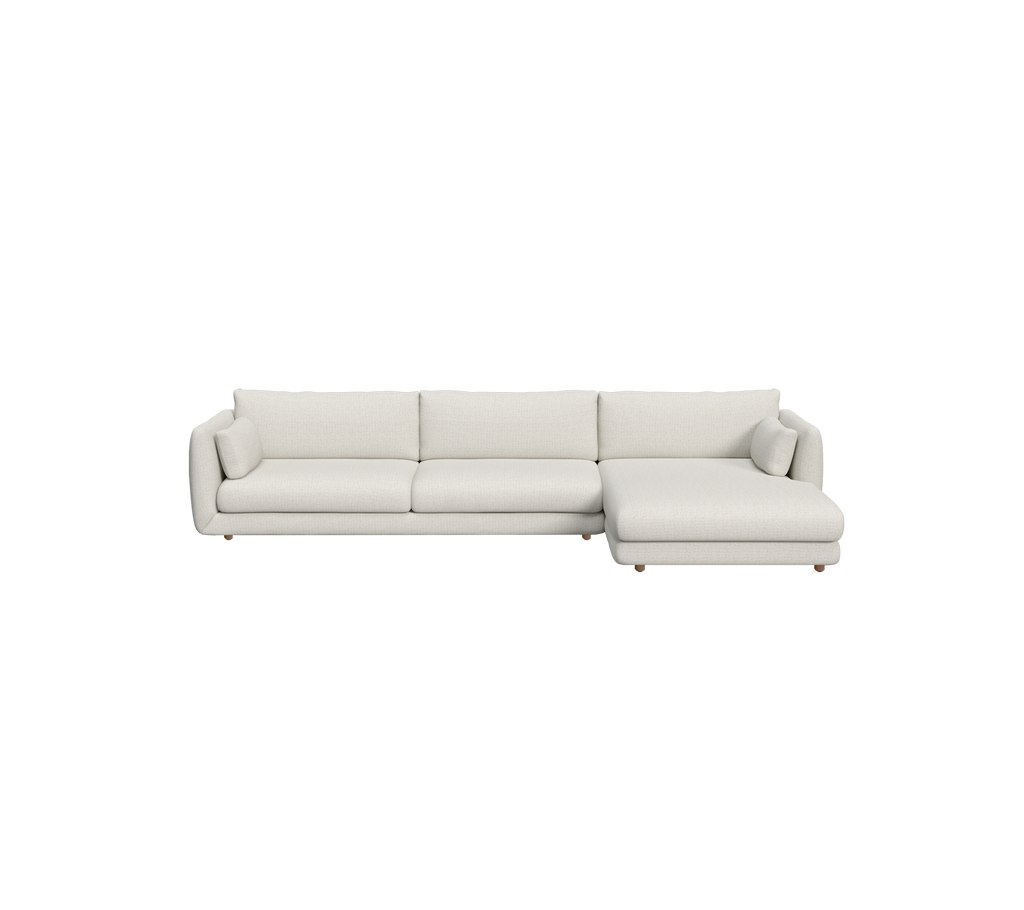 Sofá moderno de color arena con diseño de chaise longue.