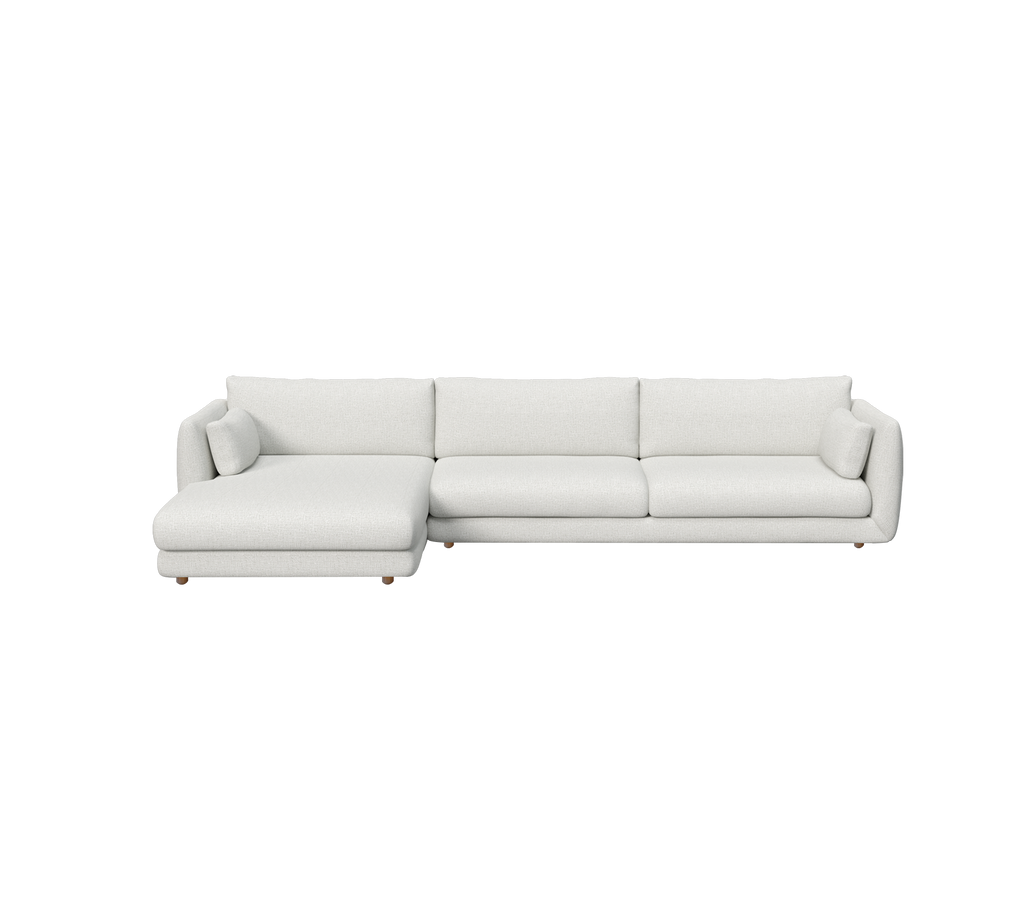 Sofá moderno gris claro con un diseño de chaise longue.