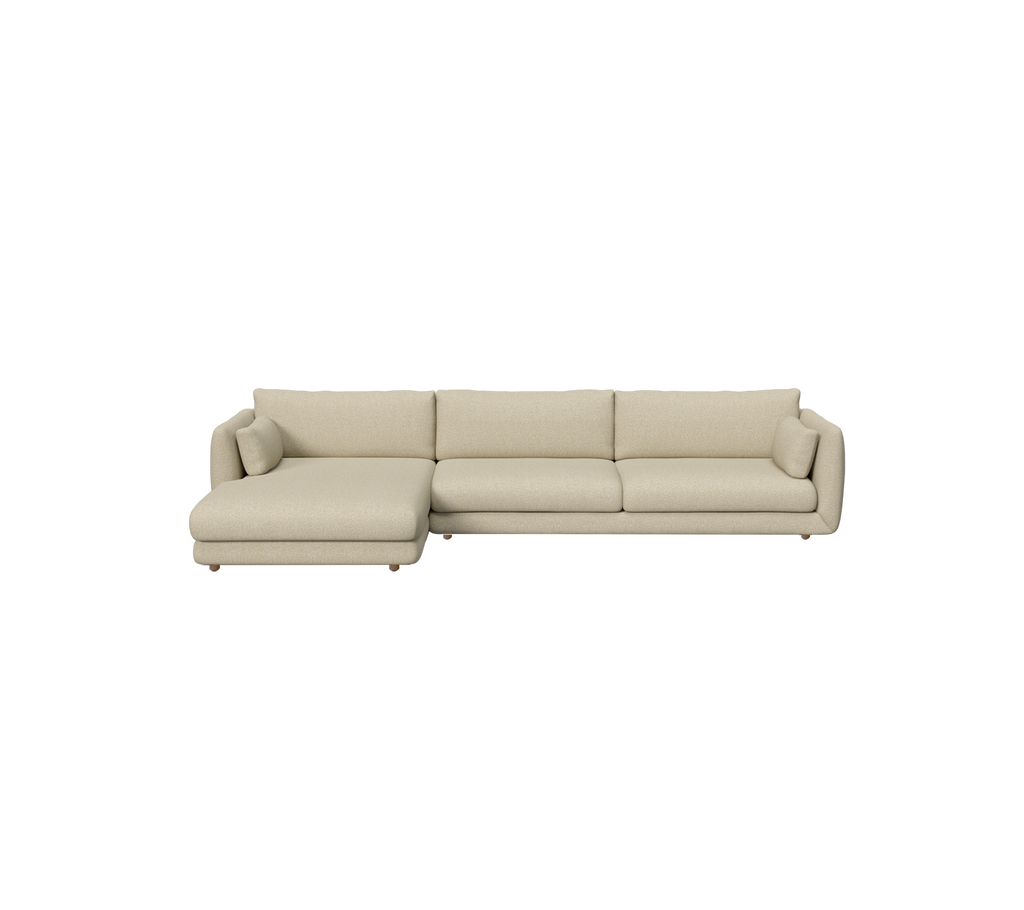 Sofá moderno marrón claro con una sección de chaise en un ambiente de salón.