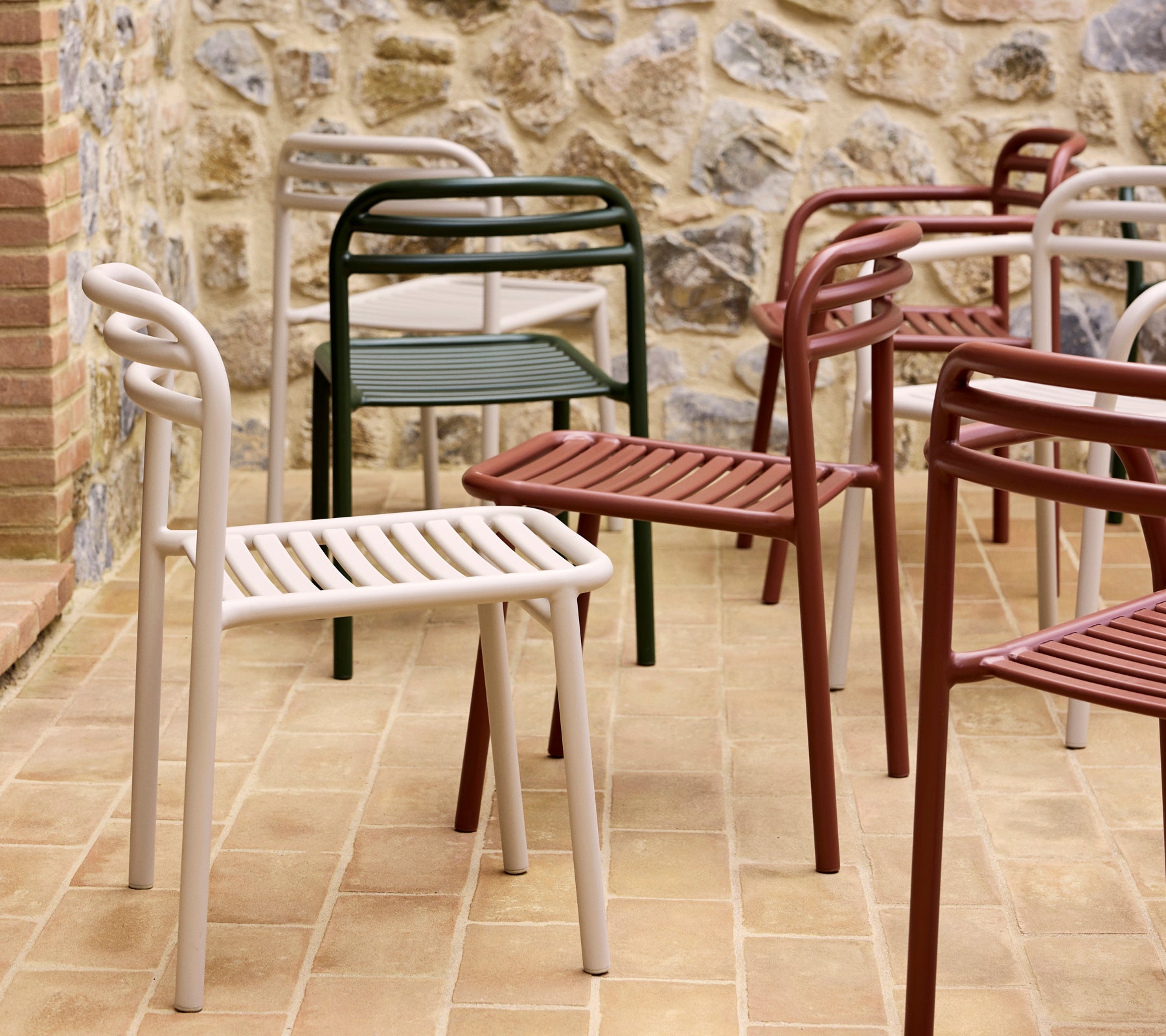 Una colección de coloridas sillas Bliss en varias tonalidades, que exhibe un diseño moderno y minimalista con asientos de láminas y respaldos curvados.