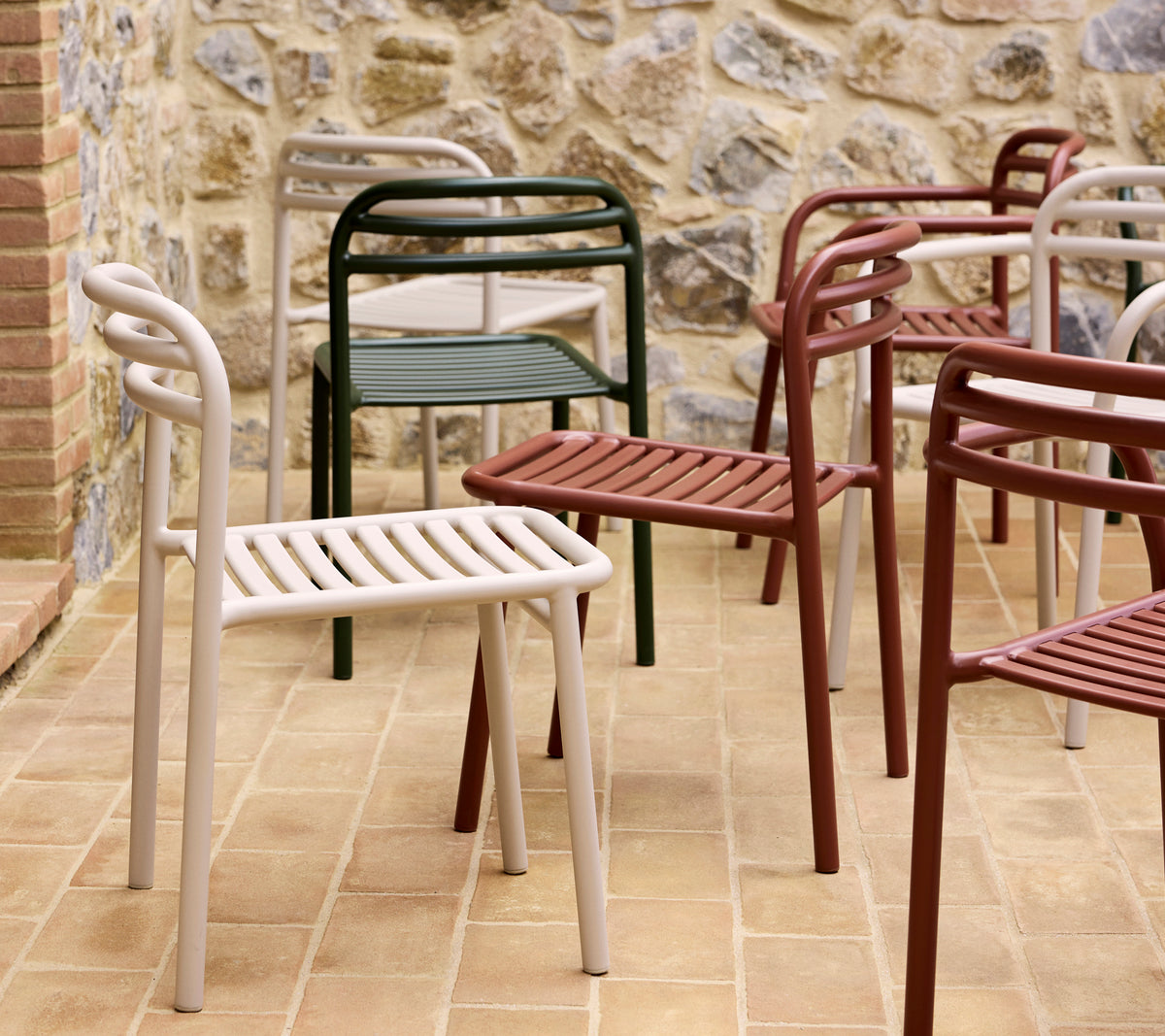 Una colección de coloridas sillas Bliss en varias tonalidades, que exhibe un diseño moderno y minimalista con asientos de láminas y respaldos curvados.