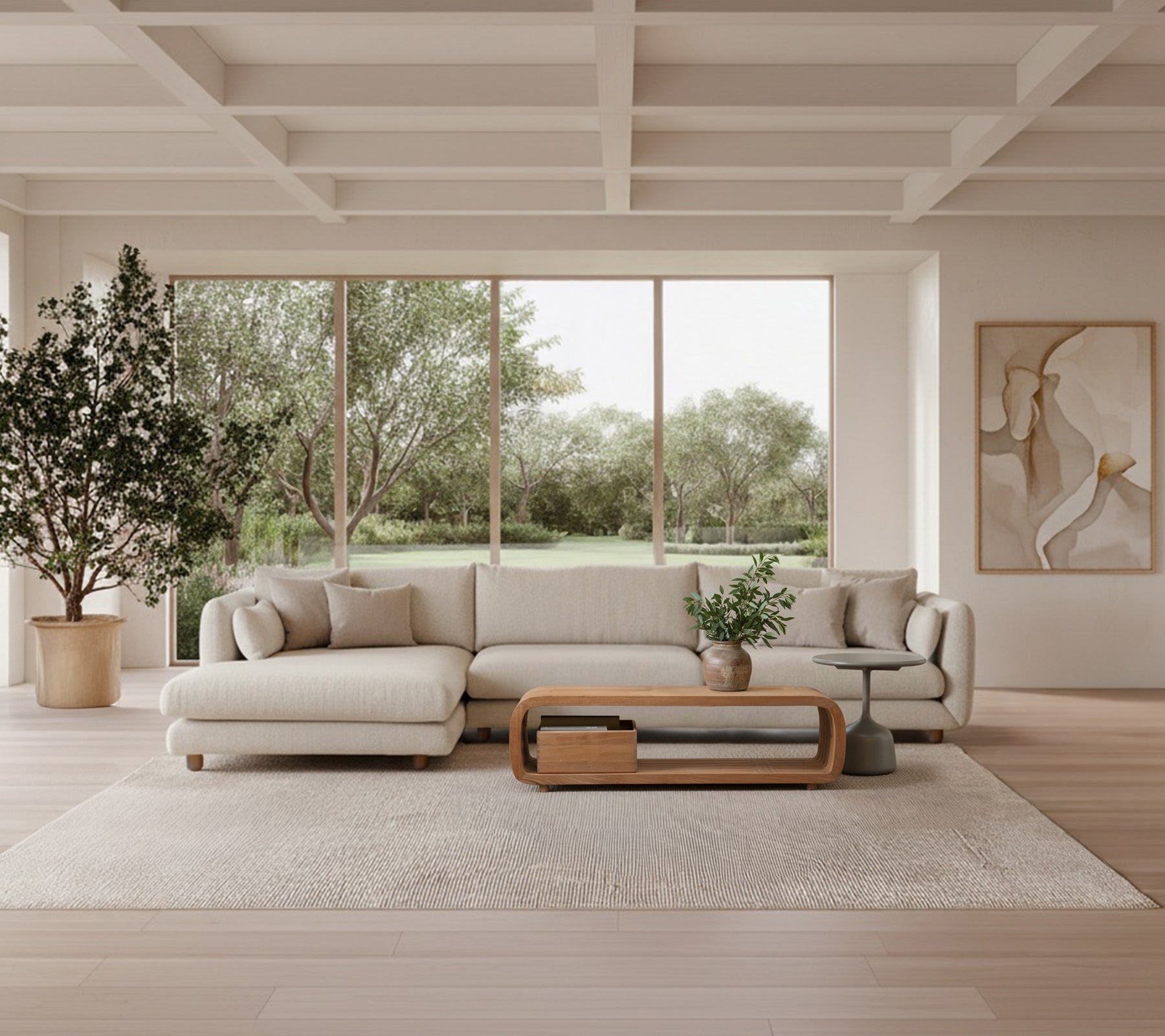 Sofá gris claro con mesa de café de madera y planta grande en un ambiente moderno.