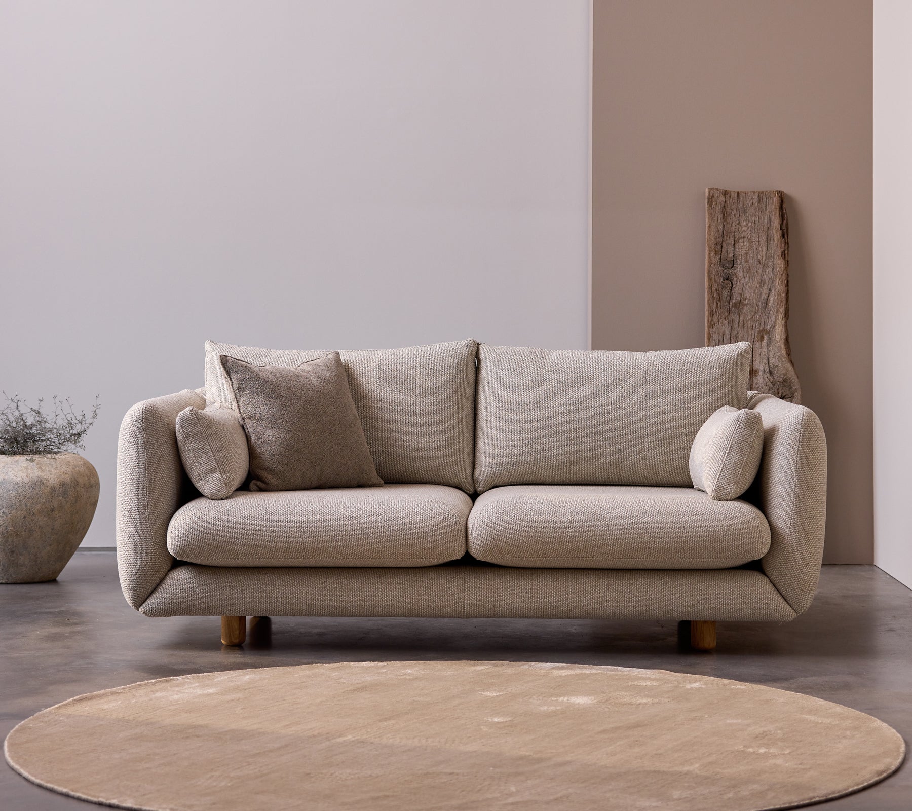 Sofá de 2 plazas Bloom con patas de teca en color Desert Sand, que presenta cojines suaves y un diseño minimalista y suave.