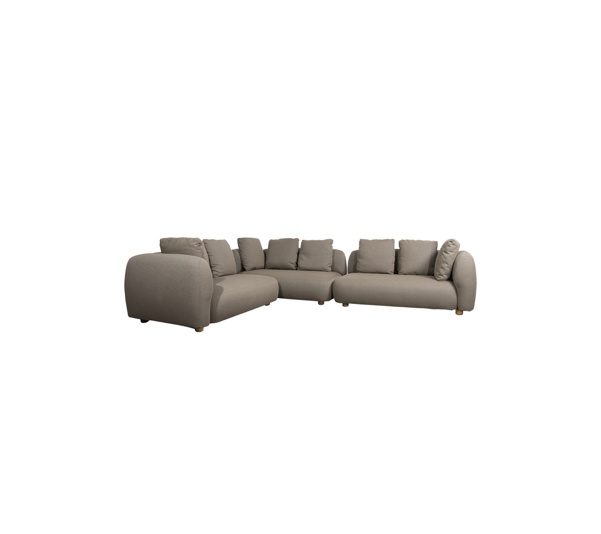 Un sofá seccional moderno en un tejido gris suave con cojines mullidos y patas de madera, diseñado para la comodidad y el estilo.