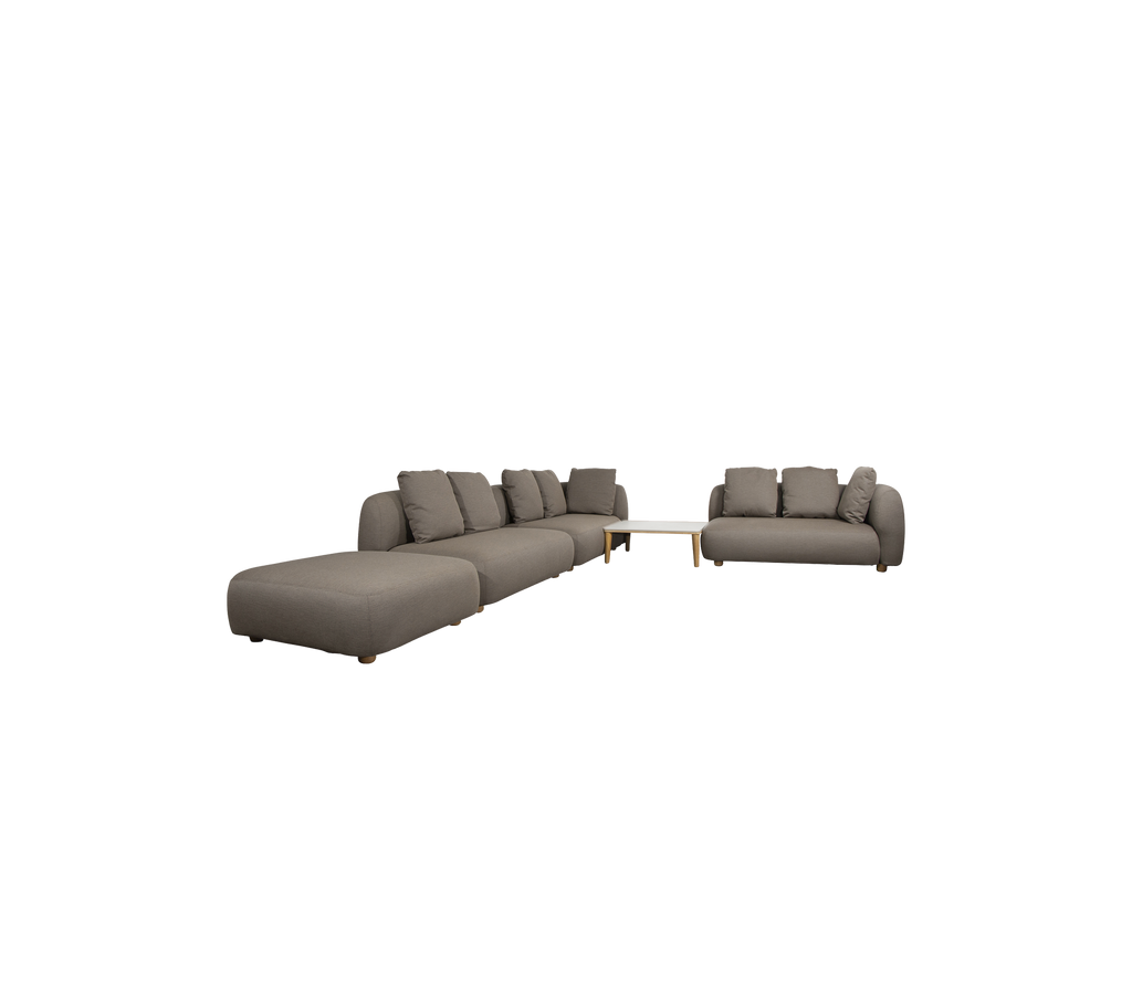 Sofá seccional taupe moderno y loveseat en un ambiente de salón elegante.