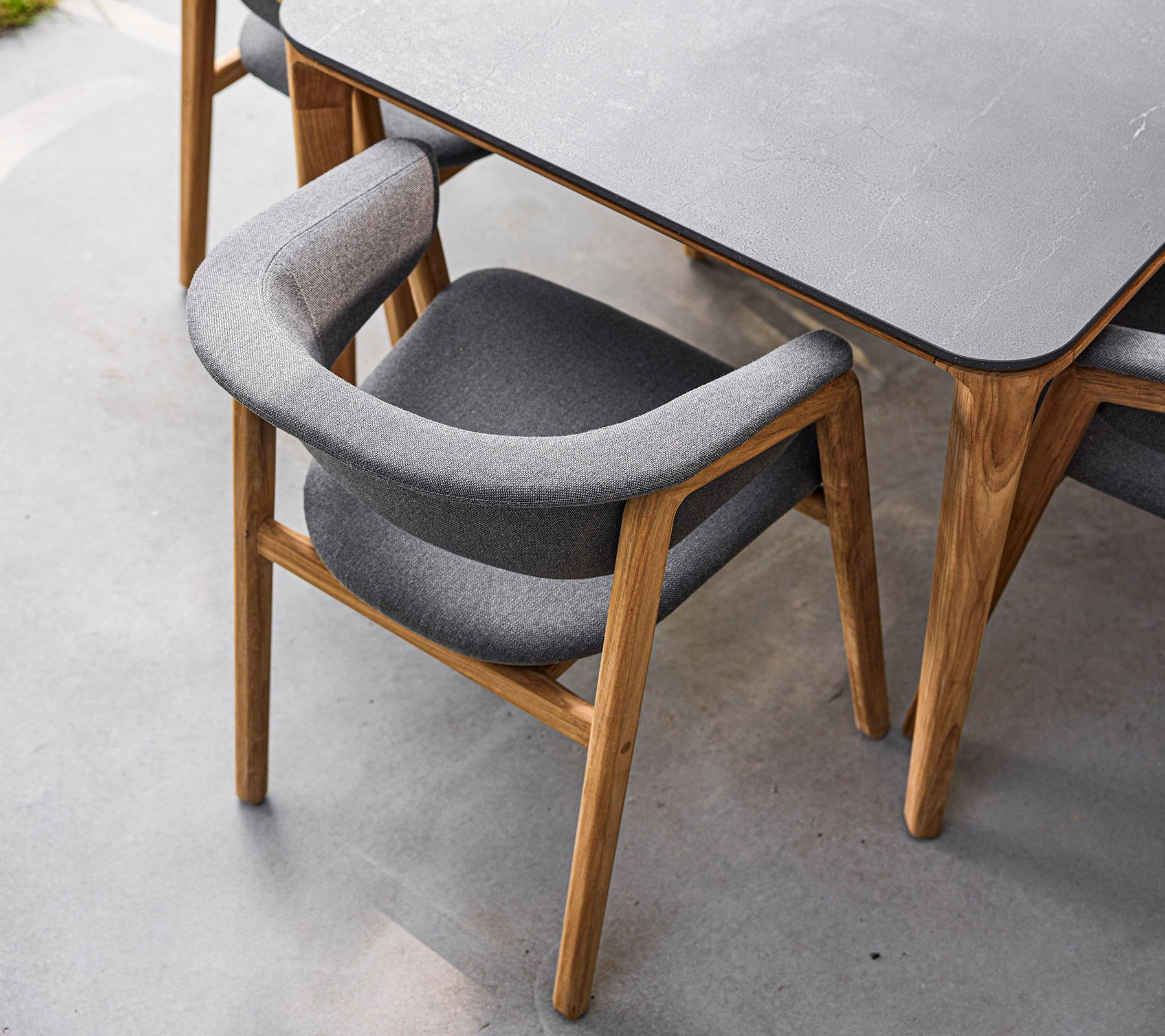 Silla elegante con marco de madera y tapicería gris suave, diseñada para la comodidad y la elegancia. Perfecta para espacios modernos de comedor.