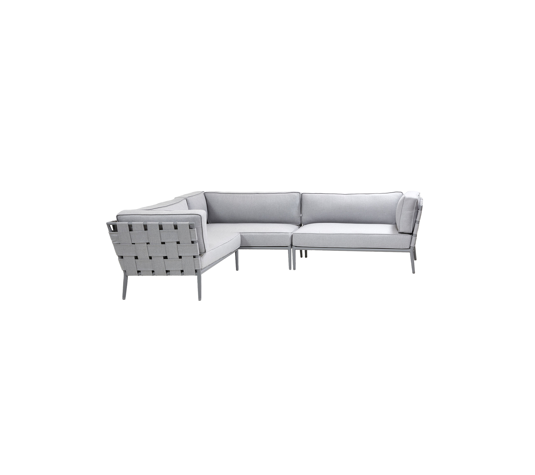 Sofá seccional moderno gris claro con un diseño minimalista y detalles tejidos en el respaldo, perfecto para un asiento elegante.