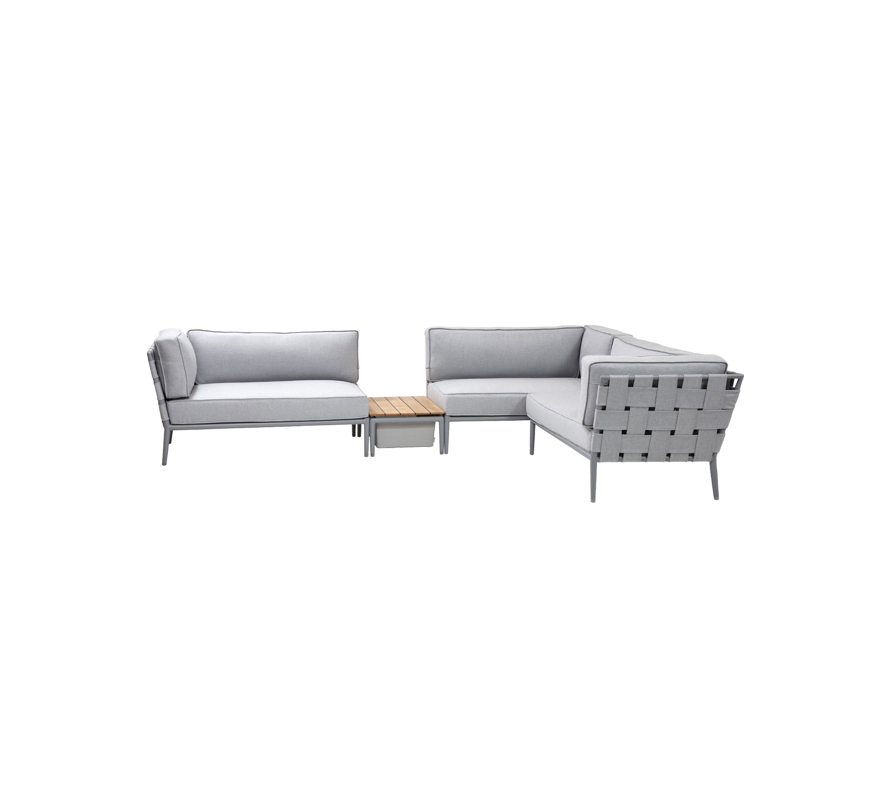 Conjunto de asientos al aire libre de color gris claro con un diseño moderno, que cuenta con una cómoda disposición de sofás y una mesa de café de madera a juego.