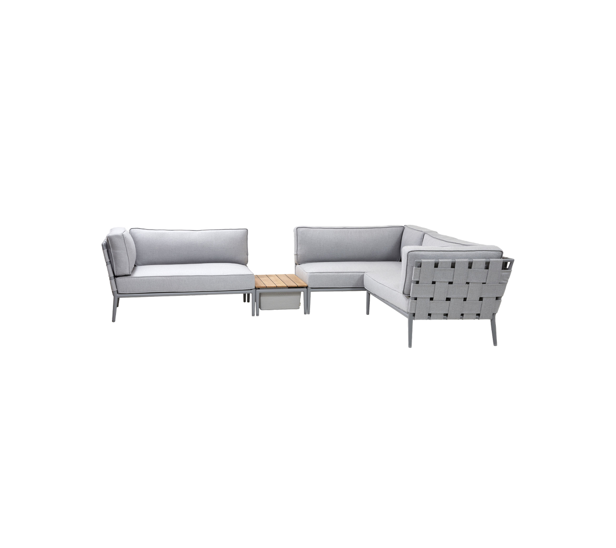 Conjunto de asientos al aire libre de color gris claro con un diseño moderno, que cuenta con una cómoda disposición de sofás y una mesa de café de madera a juego.