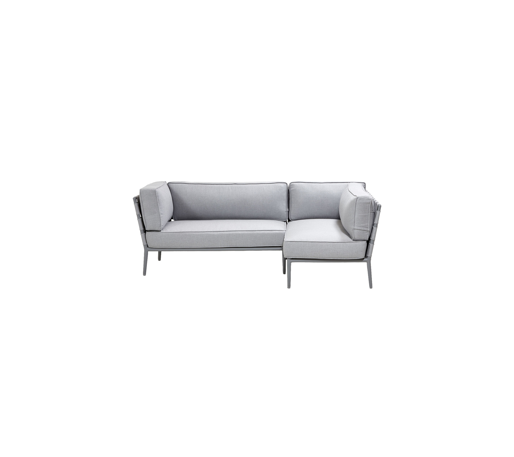 Sofá seccional gris claro con un diseño moderno, que cuenta con cojines acolchados para mayor comodidad y elegantes acentos metálicos.