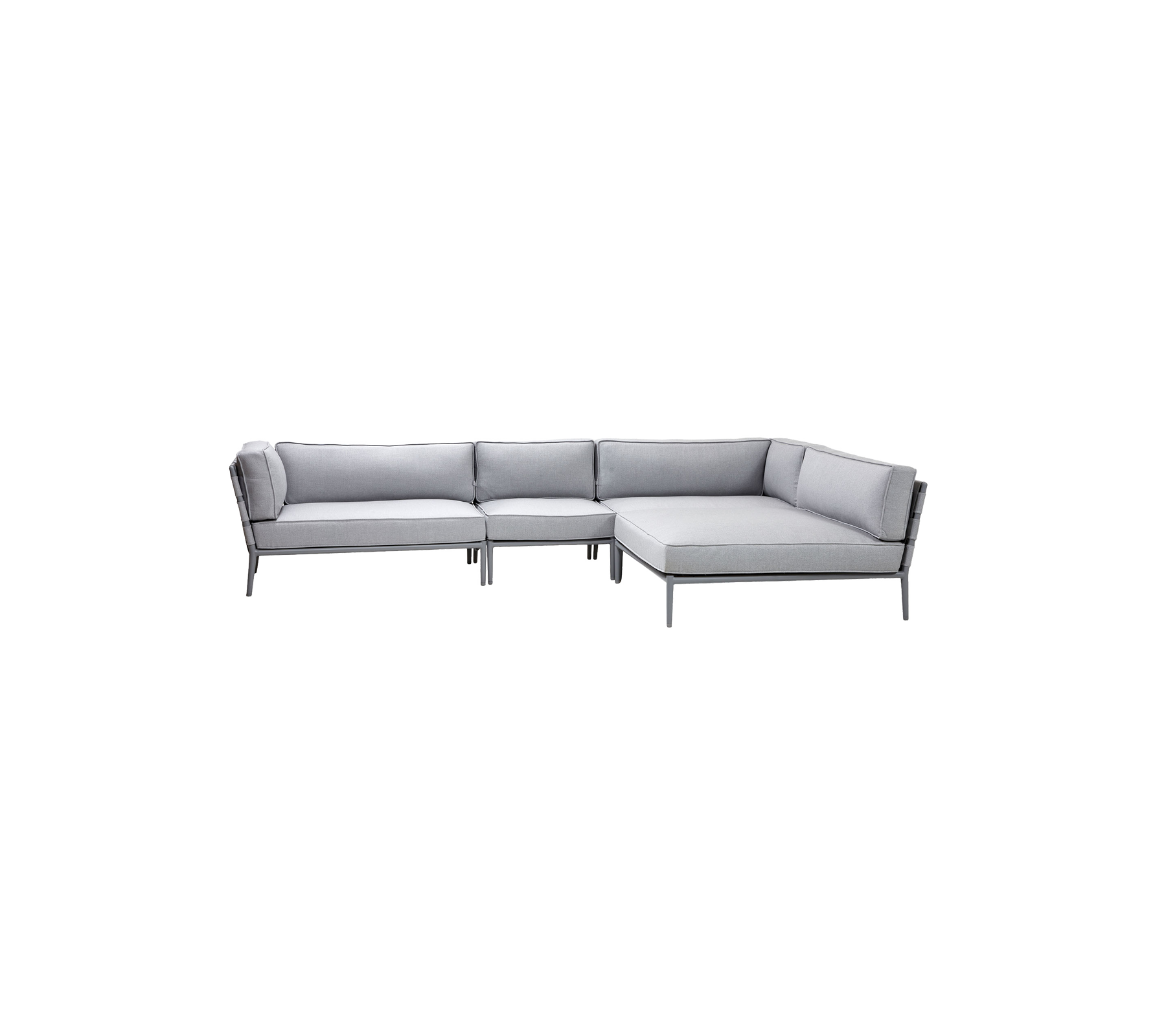 Sofá seccional gris claro con diseño moderno, que cuenta con cojines suaves y un marco elegante para una cómoda experiencia de asiento.