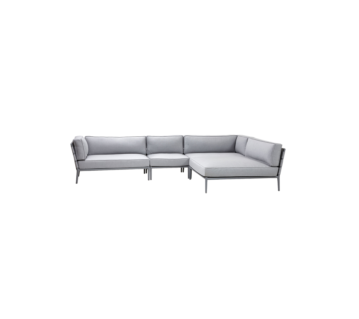 Sofá seccional gris claro con diseño moderno, que cuenta con cojines suaves y un marco elegante para una cómoda experiencia de asiento.