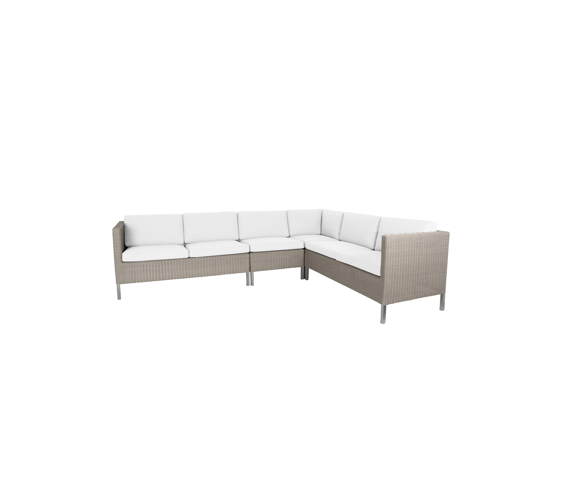 Sofá esquinero exterior elegante con cojines blancos acolchados y un diseño moderno de mimbre, perfecto para reuniones y relajación.