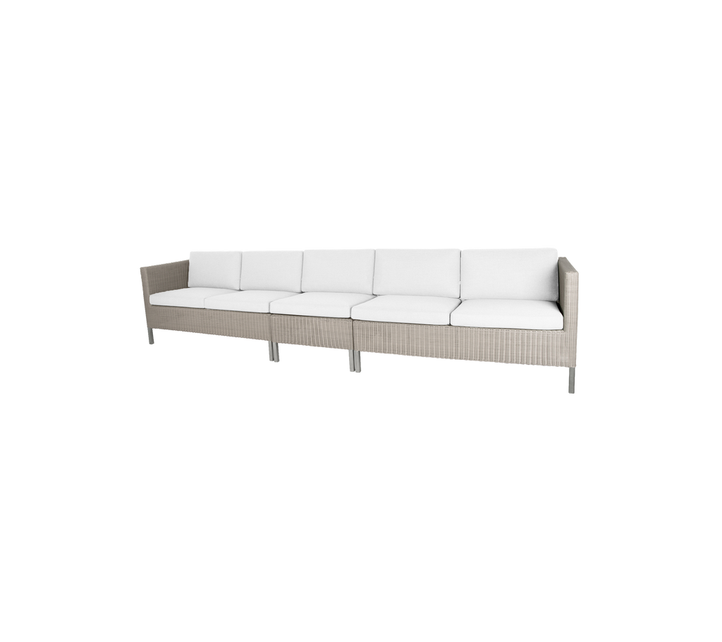 Sofá seccional elegante con un marco beige claro y cojines blancos acolchados, perfecto para cenar o relajarse.