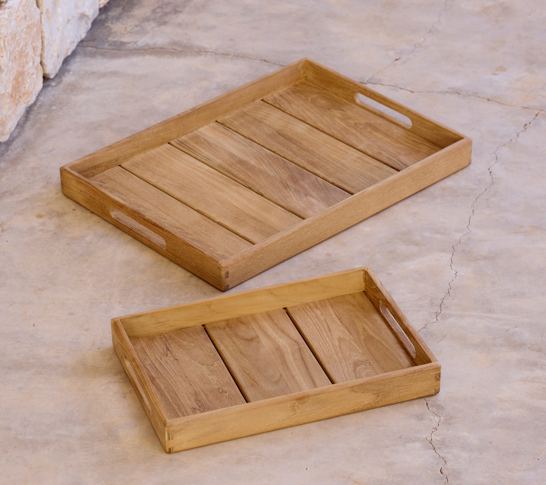 Dos bandejas de madera de diferentes tamaños dispuestas sobre una superficie.