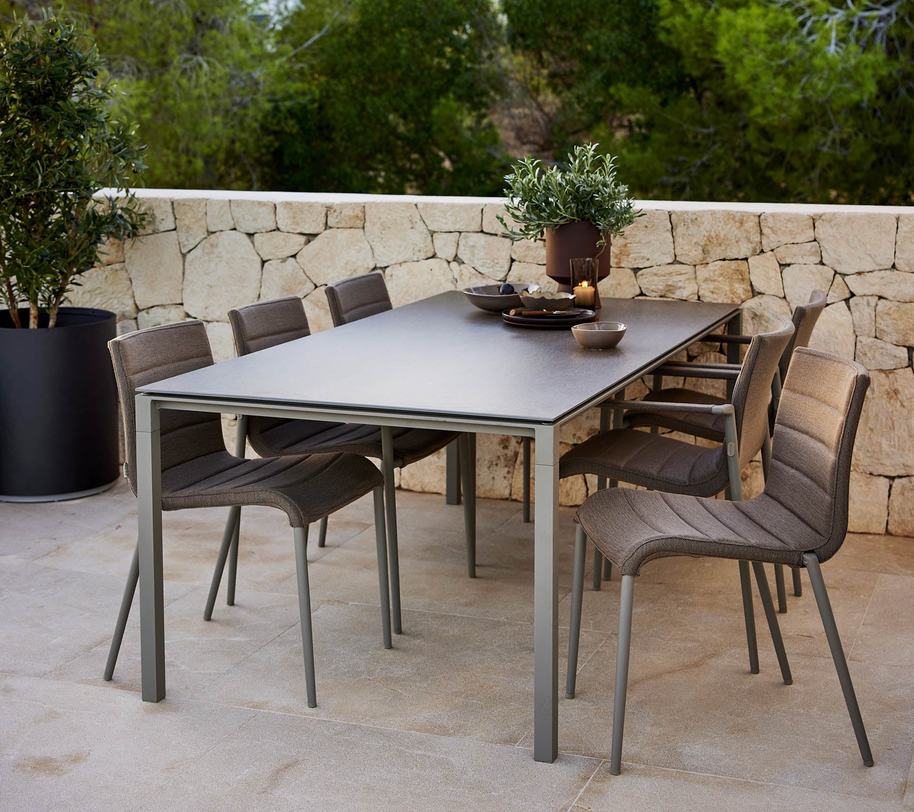 Una mesa pura y elegante con un centro decorativo, rodeada de modernas sillas Core para una cómoda seating.