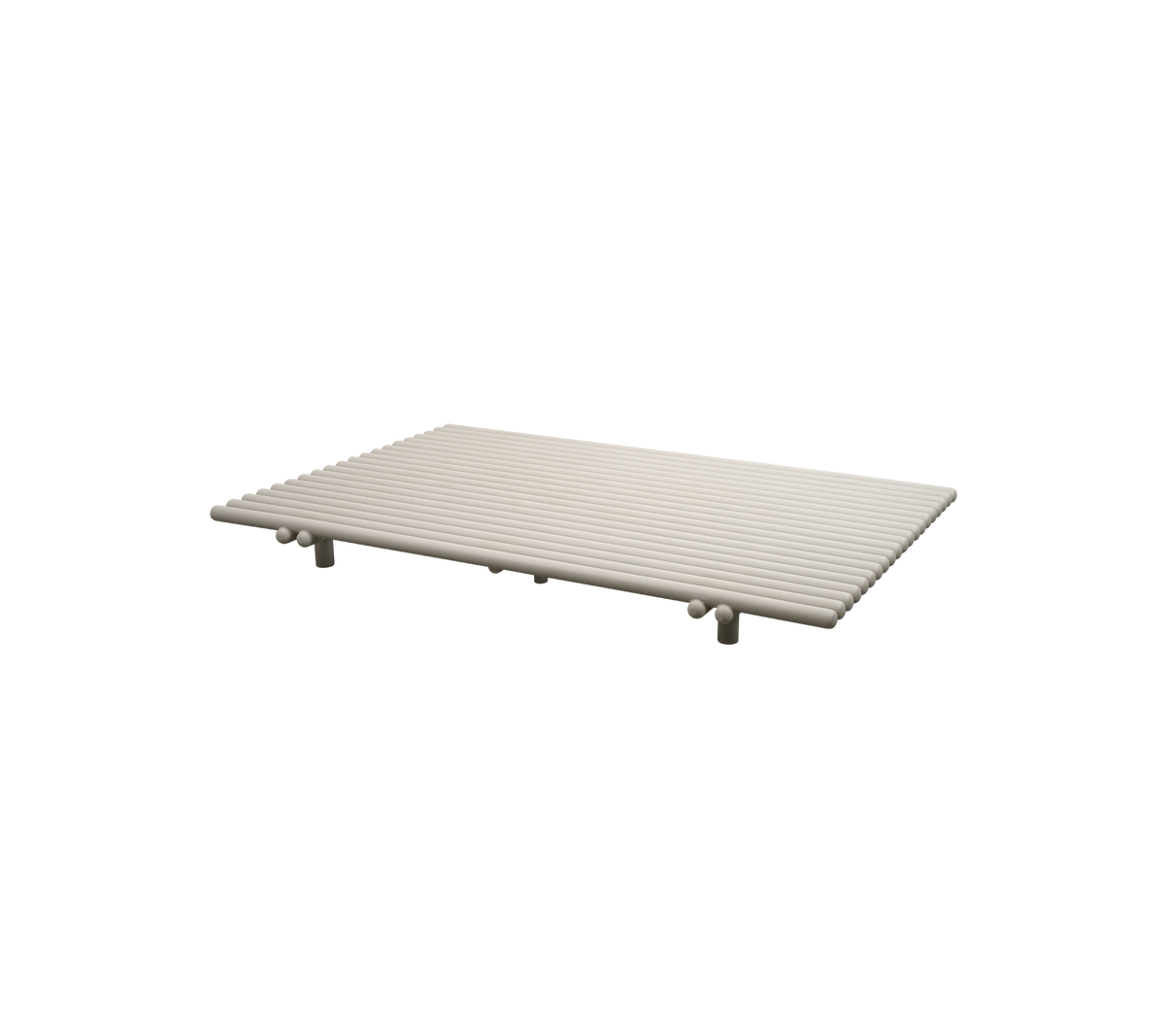 Superficie plana y rectangular con ranuras horizontales, soportada por cuatro patas, adecuada para diversos usos. El color es claro y neutral.
