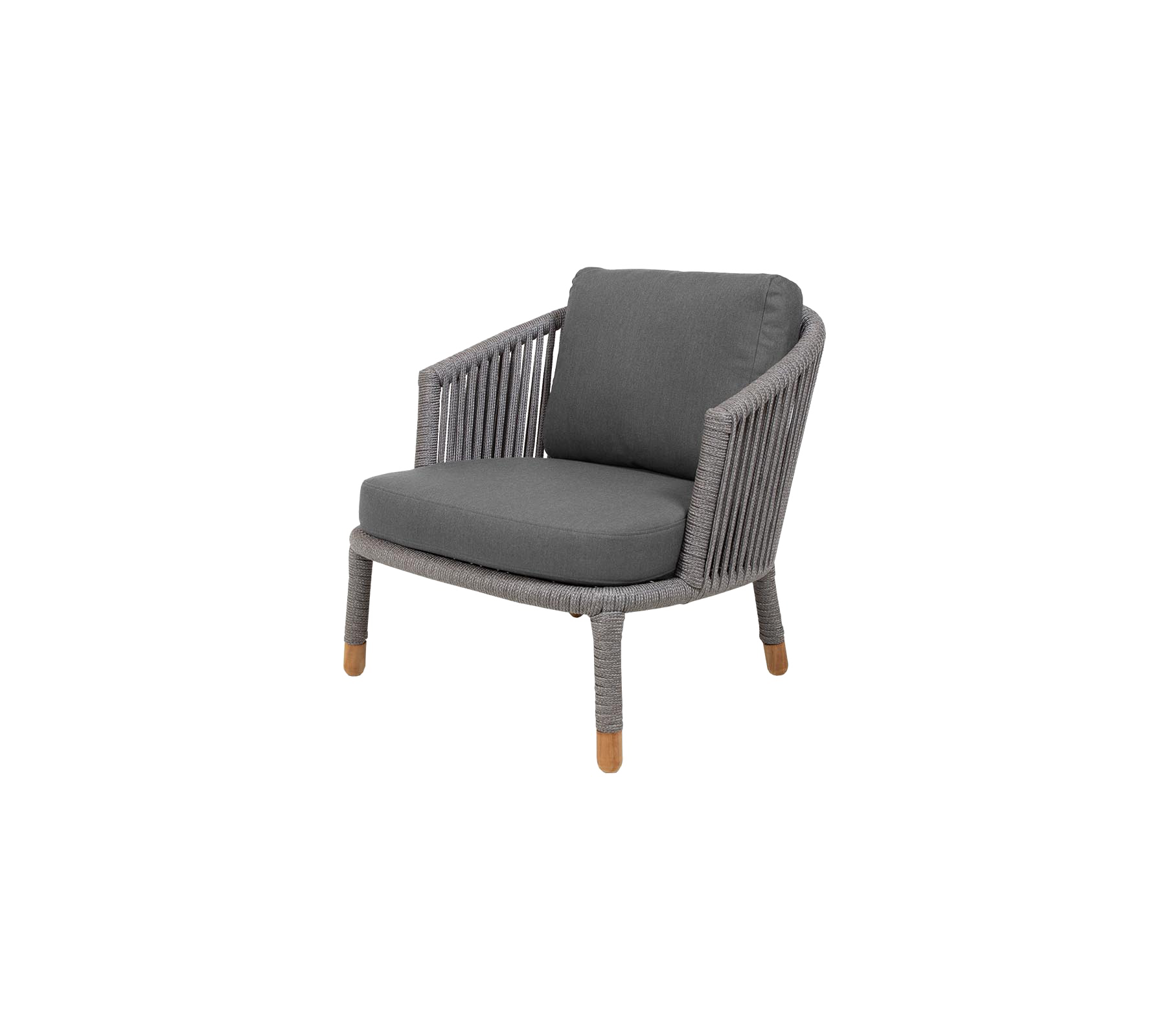 Sillón elegante con un diseño entrelazado y un suave cojín gris, con patas de madera para un toque moderno.