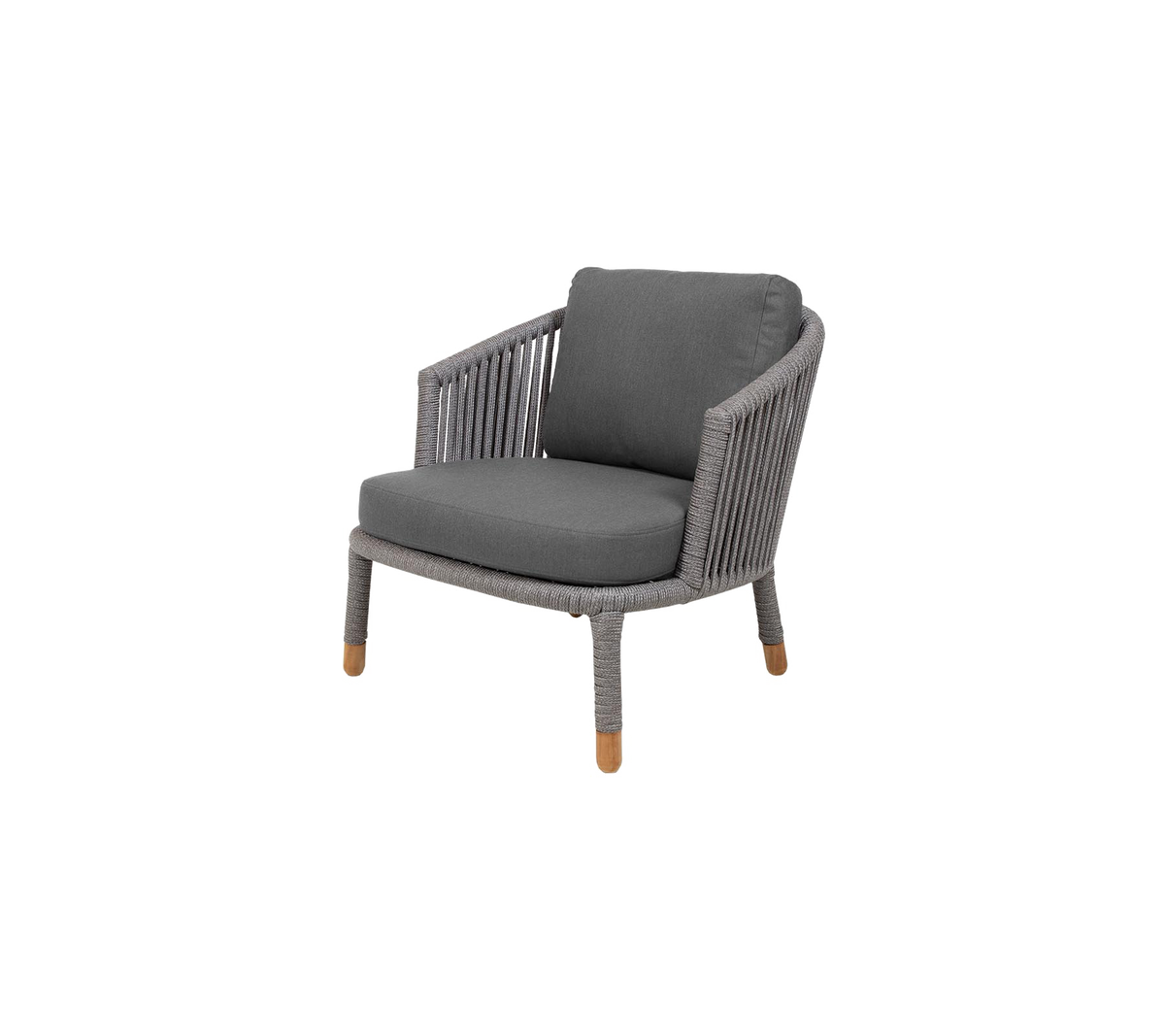 Sillón elegante con un diseño entrelazado y un suave cojín gris, con patas de madera para un toque moderno.