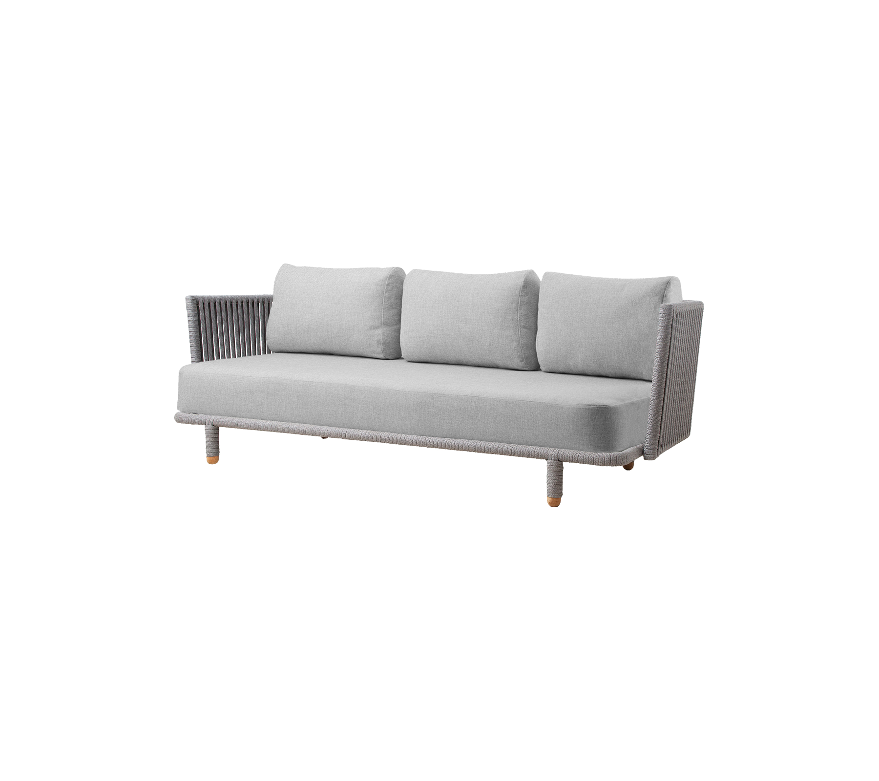 Sofá gris elegante con tres cojines y detalles modernos, perfecto para realzar cualquier espacio de vida.