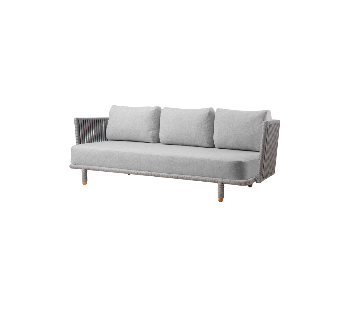 Sofá gris elegante con tres cojines y detalles modernos, perfecto para realzar cualquier espacio de vida.