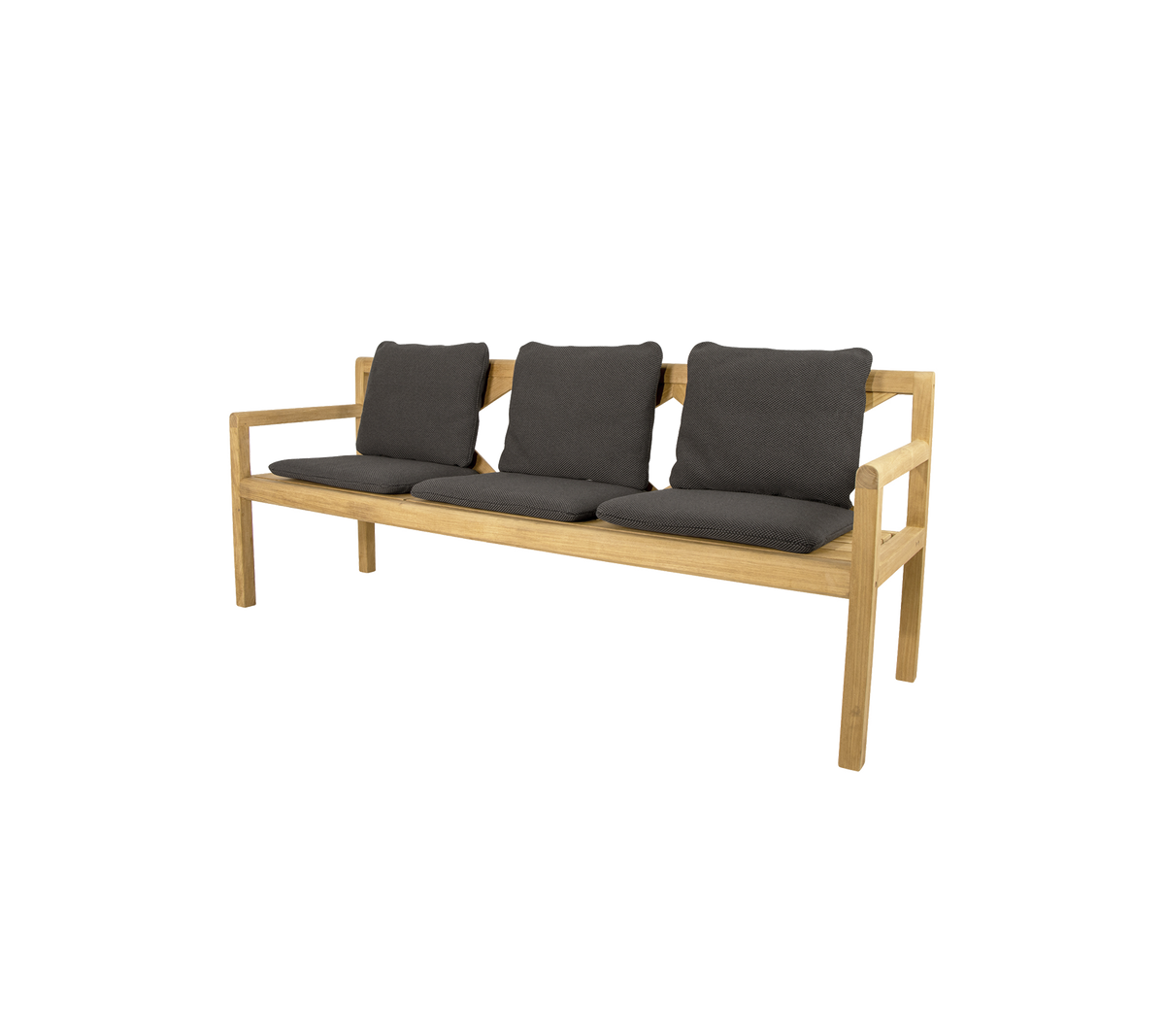 Banco de tres plazas con un marco de madera ligera y asientos acolchados oscuros, diseñado para la comodidad y el estilo.