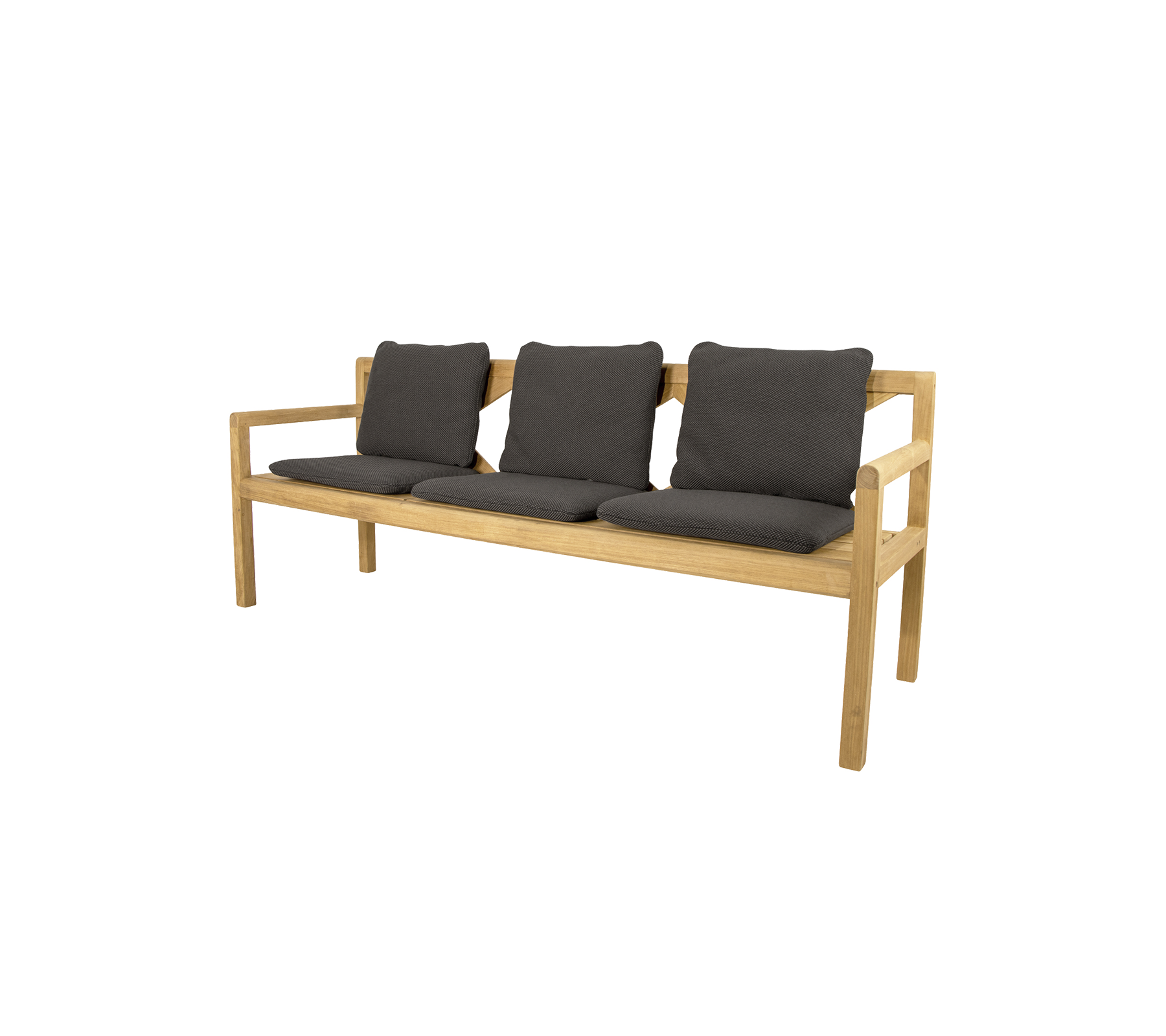 Banco de tres plazas con un marco de madera ligera y asientos acolchados oscuros, diseñado para la comodidad y el estilo.