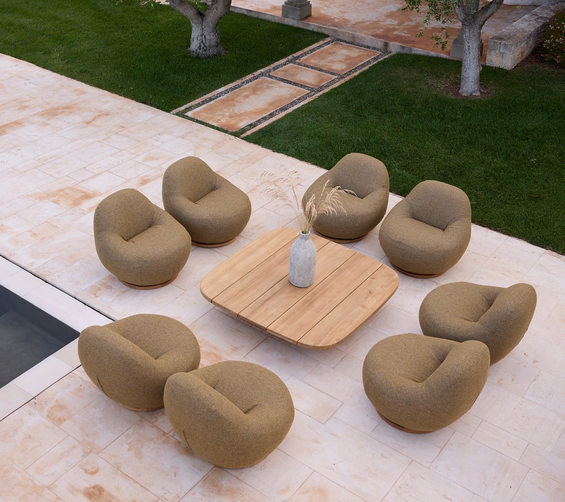 Configuración moderna de salón con sillas beige y una mesa de madera.