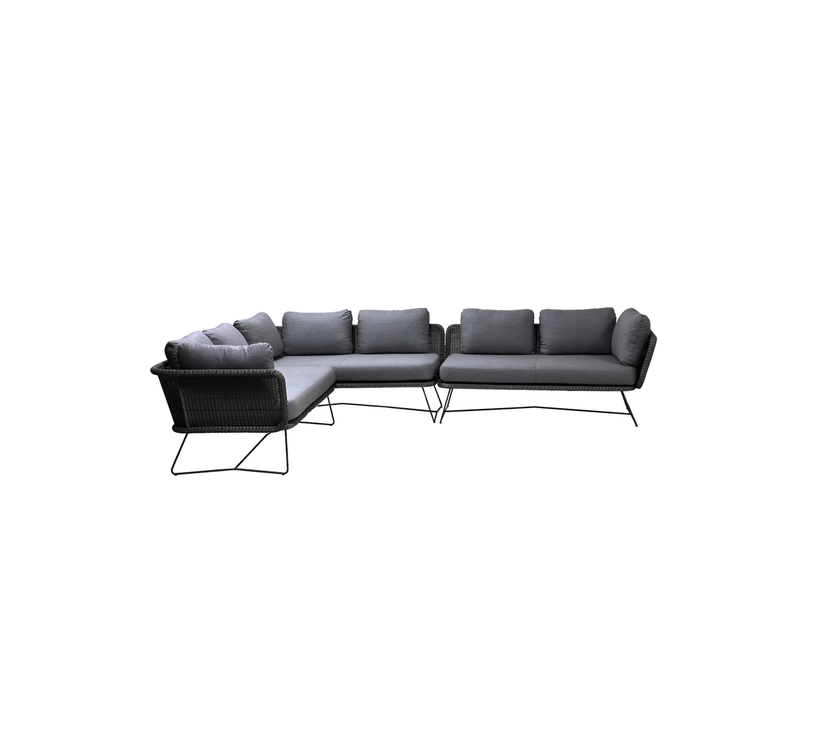 Sofá seccional negro en forma de L para exteriores con cojines grises suaves, diseñado para la comodidad y el estilo. Ideal para espacios de relajación.