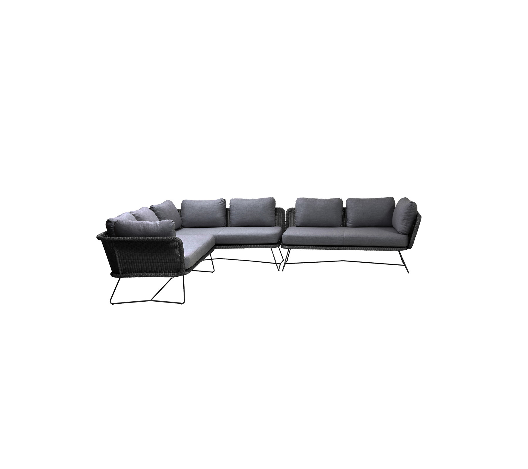 Sofá seccional negro en forma de L para exteriores con cojines grises suaves, diseñado para la comodidad y el estilo. Ideal para espacios de relajación.