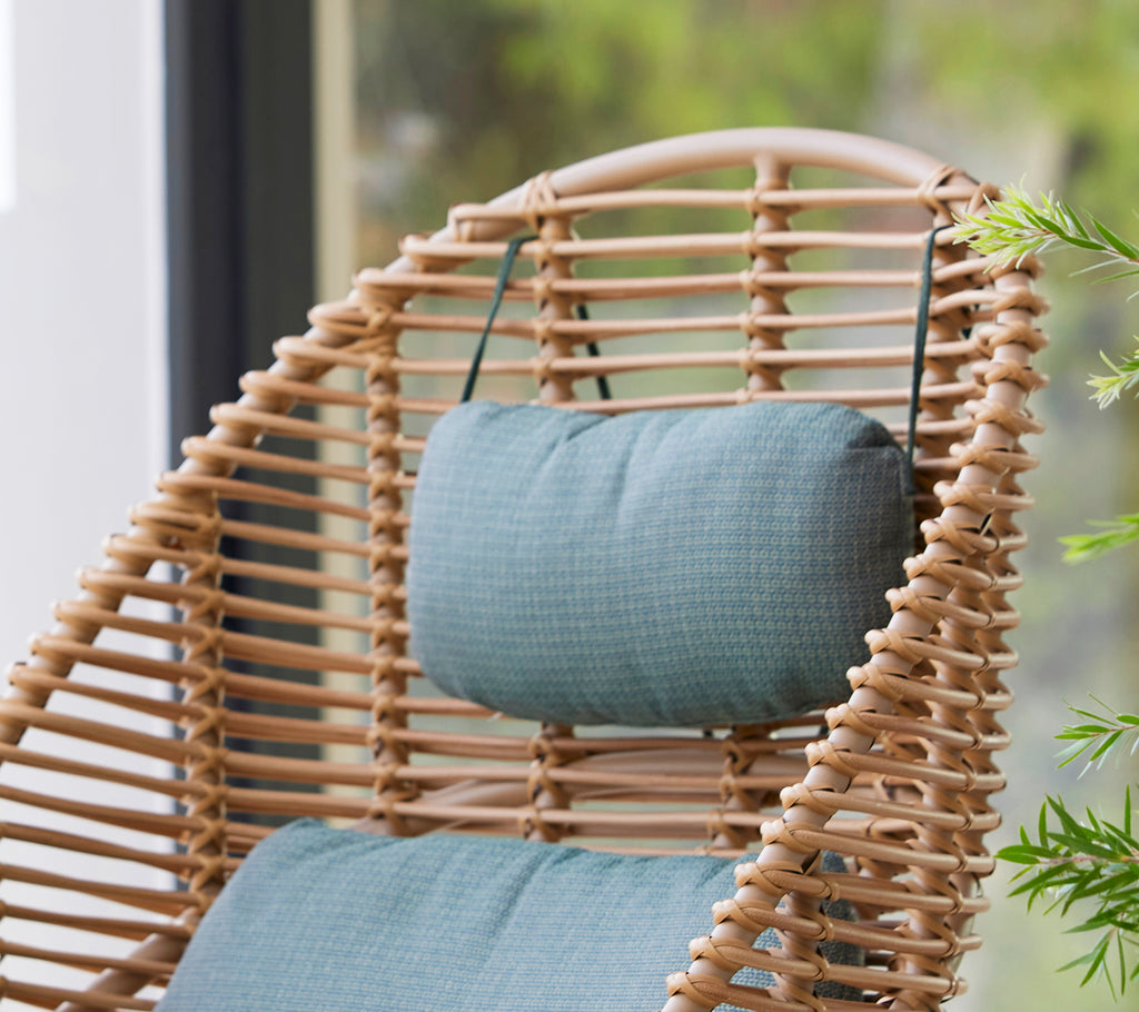 Silla alta Hive con cojín para el cuello y estructura tejida, ideal para sentarse cómodamente en un diseño elegante.