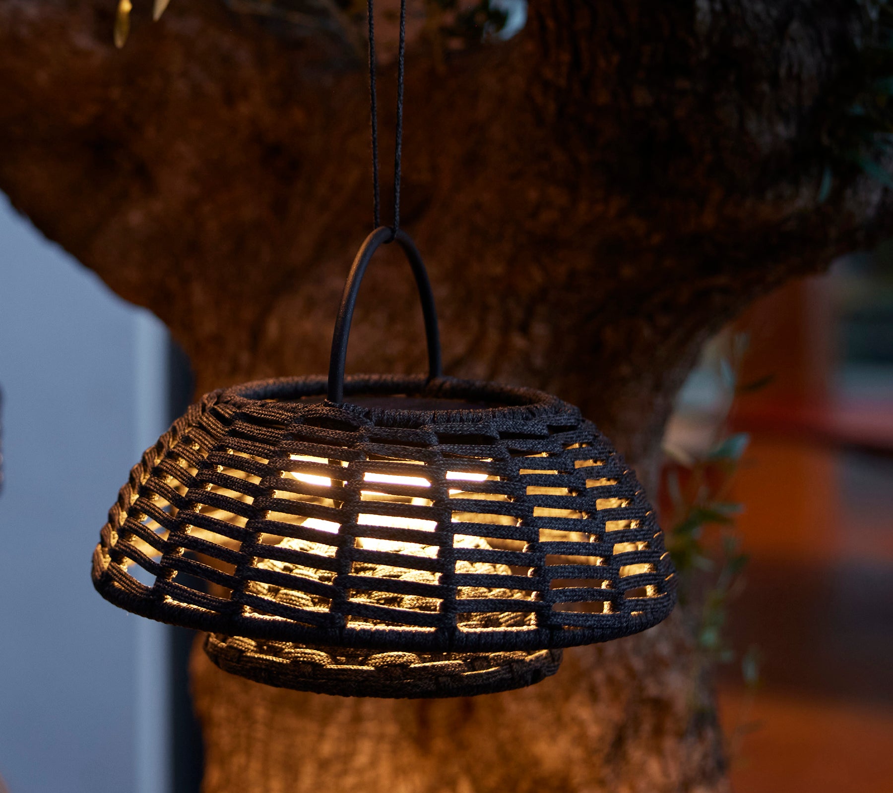 Lámpara de ilusión colgante con un diseño tejido intrincado y luz LED cálida, creando un ambiente acogedor.