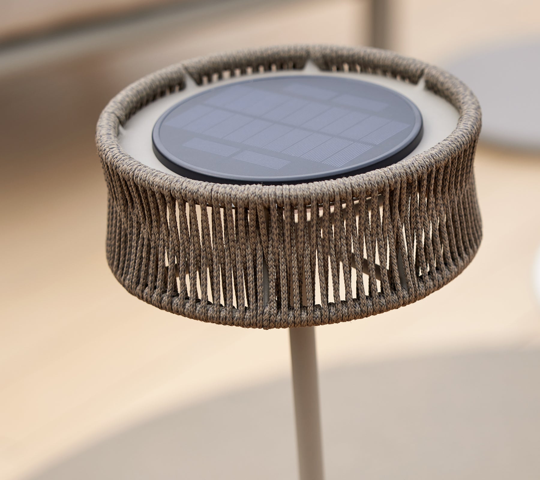 Una lámpara LED decorativa con panel solar, que presenta un diseño trenzado único que crea una ilusión de elegancia.