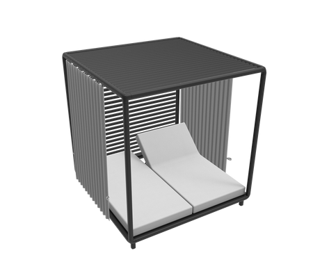 Cabaña elegante con un diseño moderno que cuenta con dos tumbonas acolchadas y listones verticales elegantes para un aspecto contemporáneo.