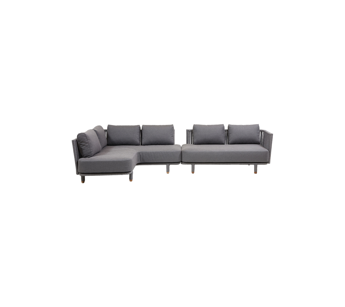 Sofá seccional moderno gris con cojines mullidos y patas de madera, diseñado para la comodidad y el estilo. Perfecto para cualquier espacio de vida.