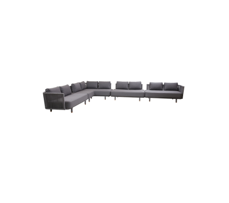 Sofá seccional moderno en diseño en U, tapizado en tela gris con cómodos cojines para una experiencia de asiento acogedora.