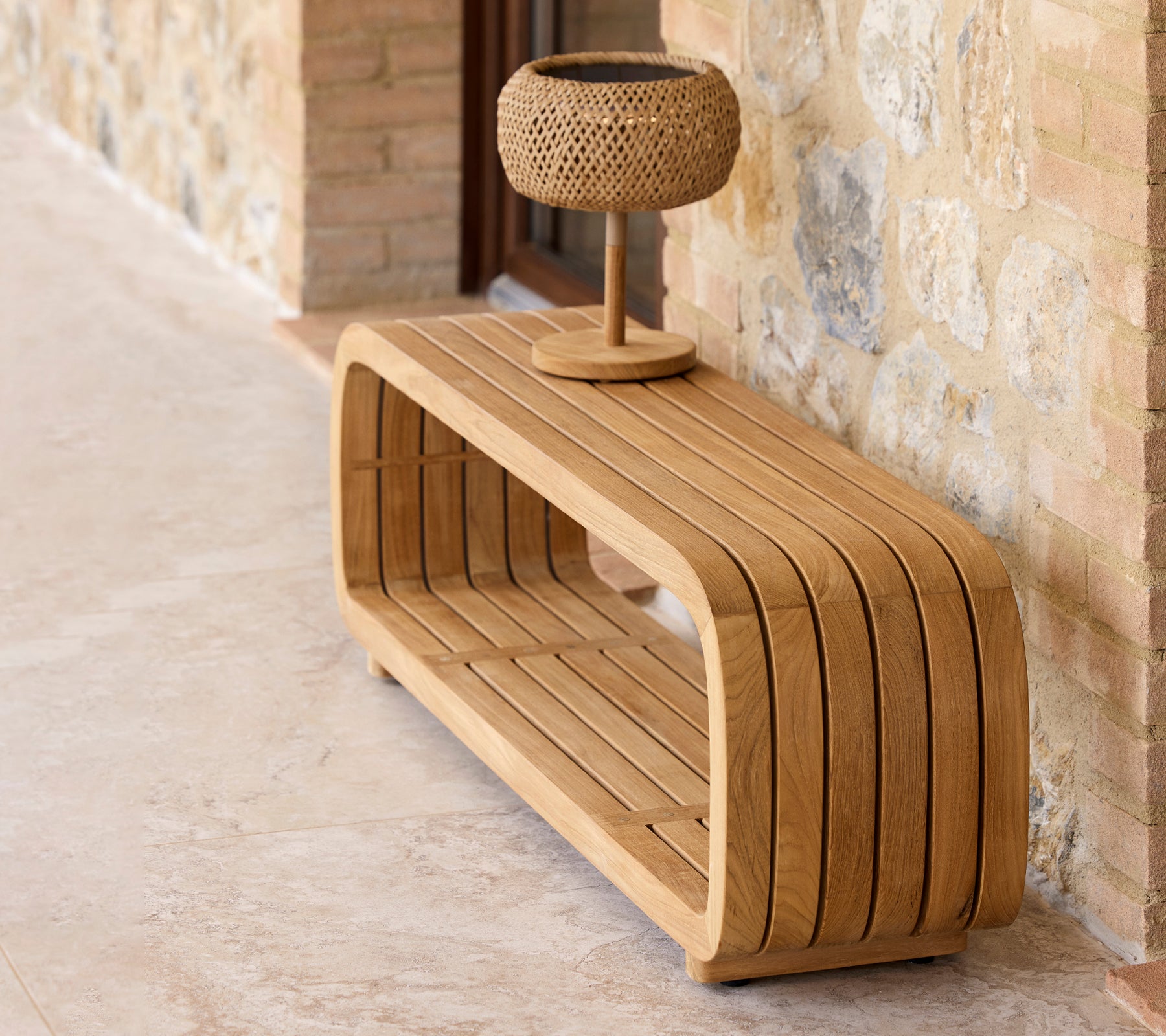 Una mesa de café de madera elegante con un diseño curvado, con una pequeña lámpara decorativa en la parte superior.