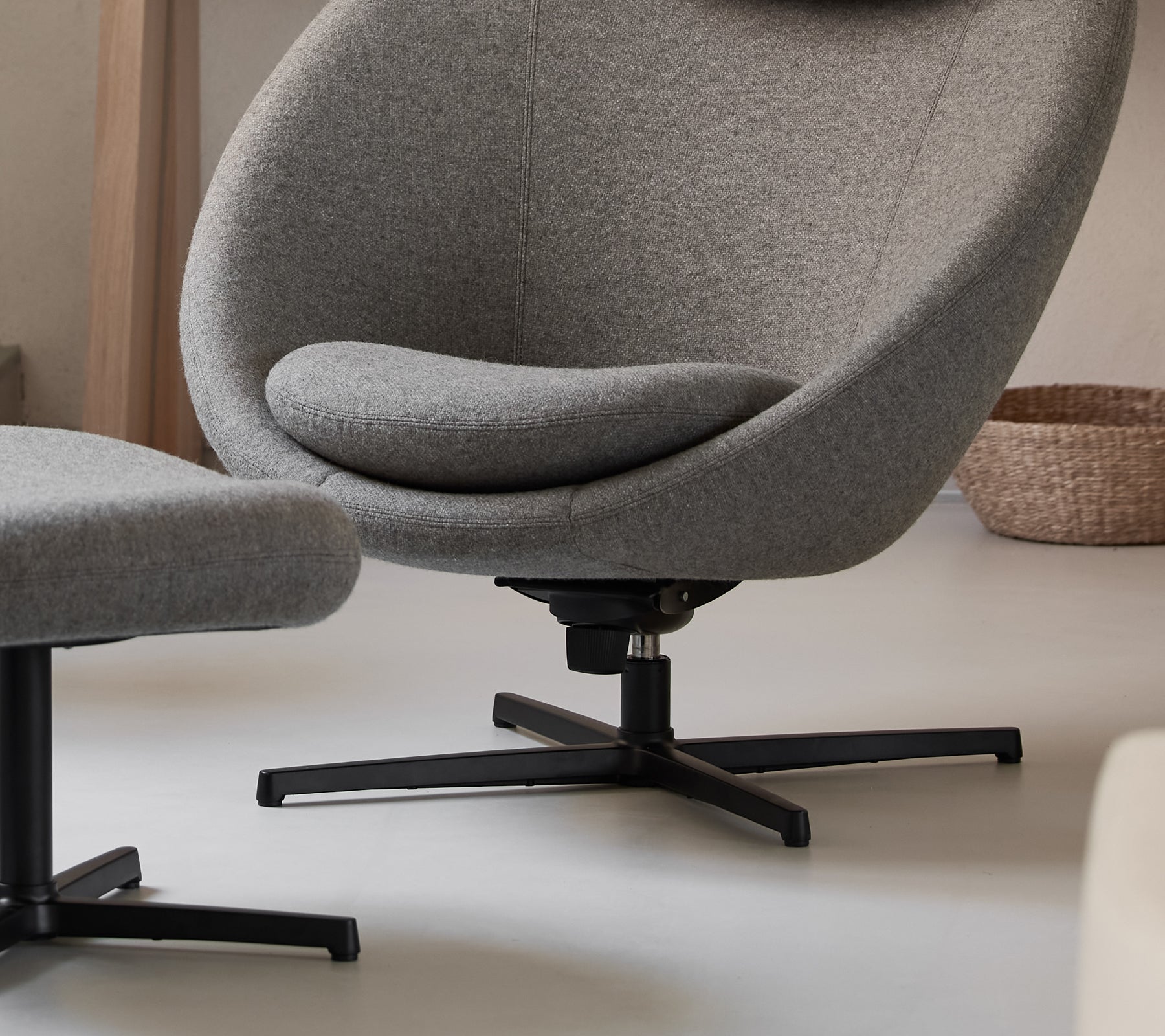 Silla de lounge gris moderna con un diseño elegante en un entorno contemporáneo.