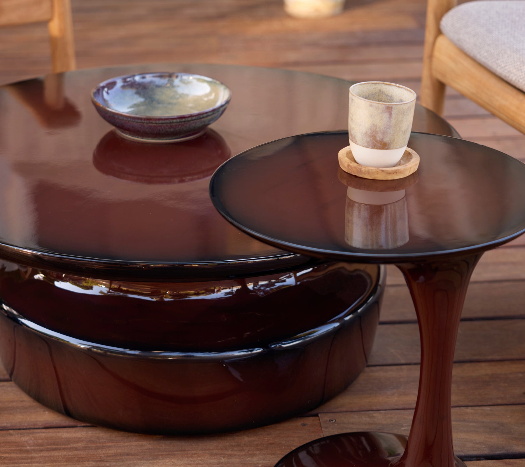 Mesas de café modernas en marrón y mesas auxiliares con tazón de cerámica y vela de vidrio.