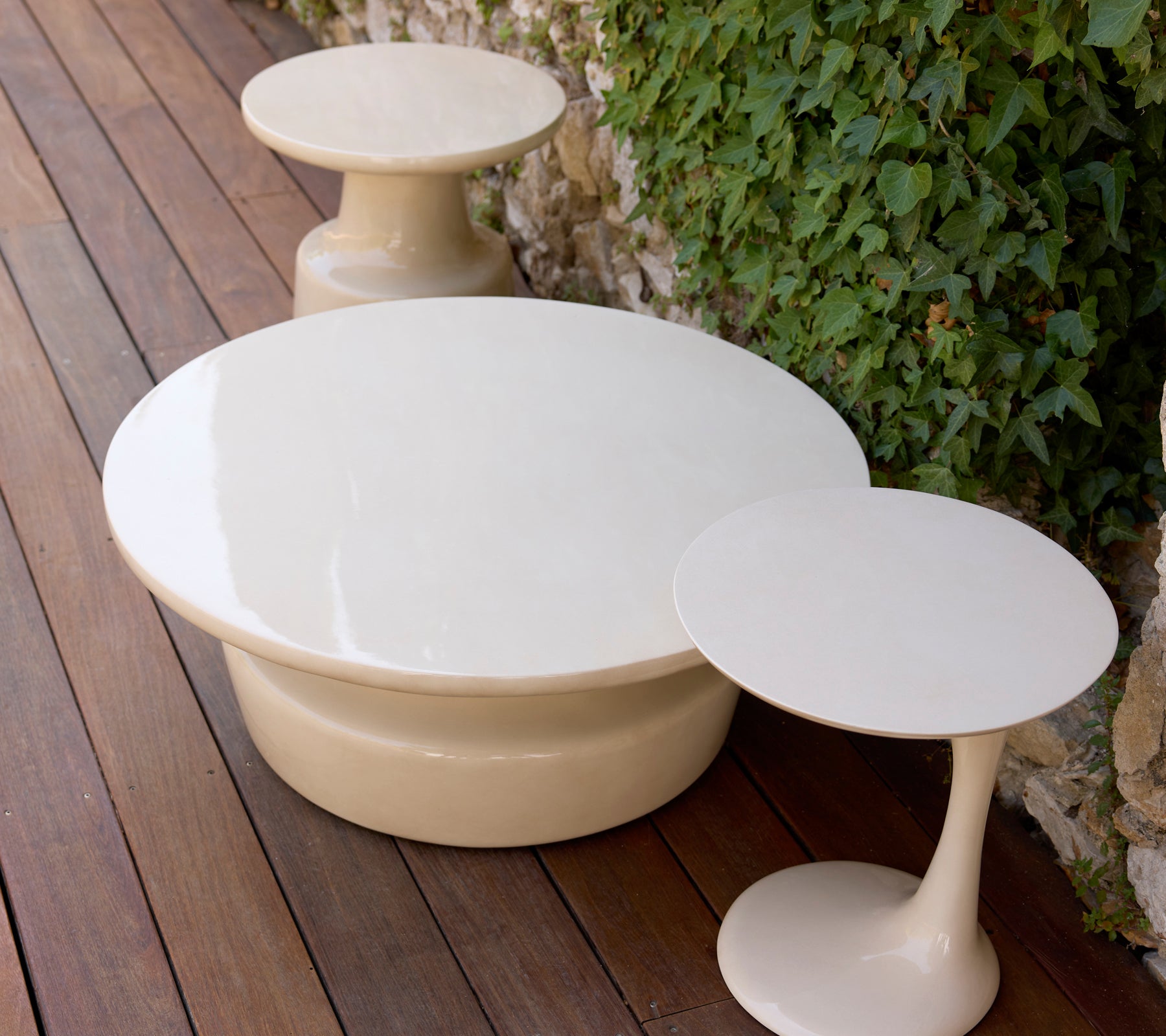 Mesa de café blanca moderna y mesa auxiliar en un entorno de sala de estar.