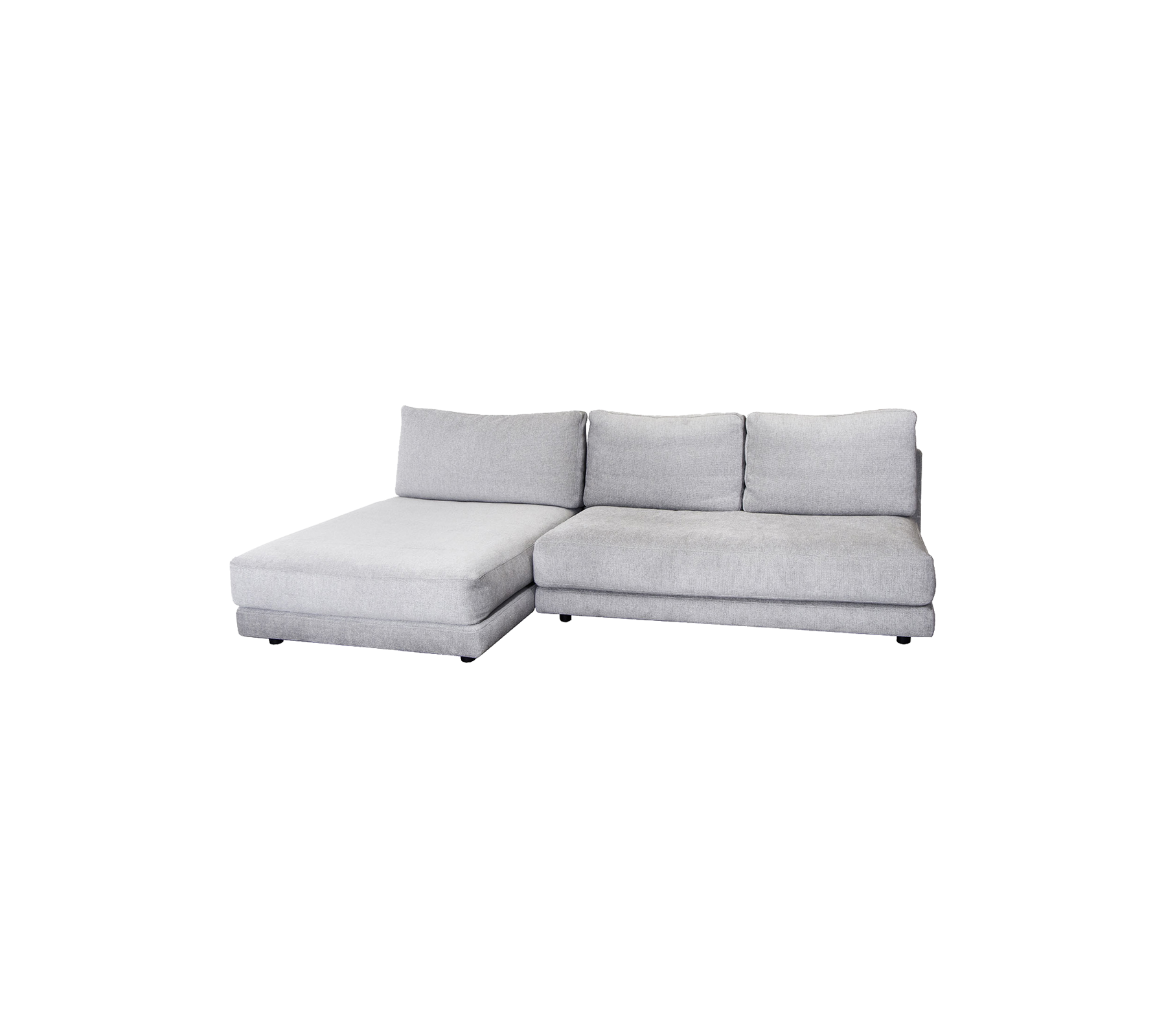 Un sofá seccional gris moderno con un cómodo chaise longue y cojines mullidos, perfecto para cualquier sala de estar.