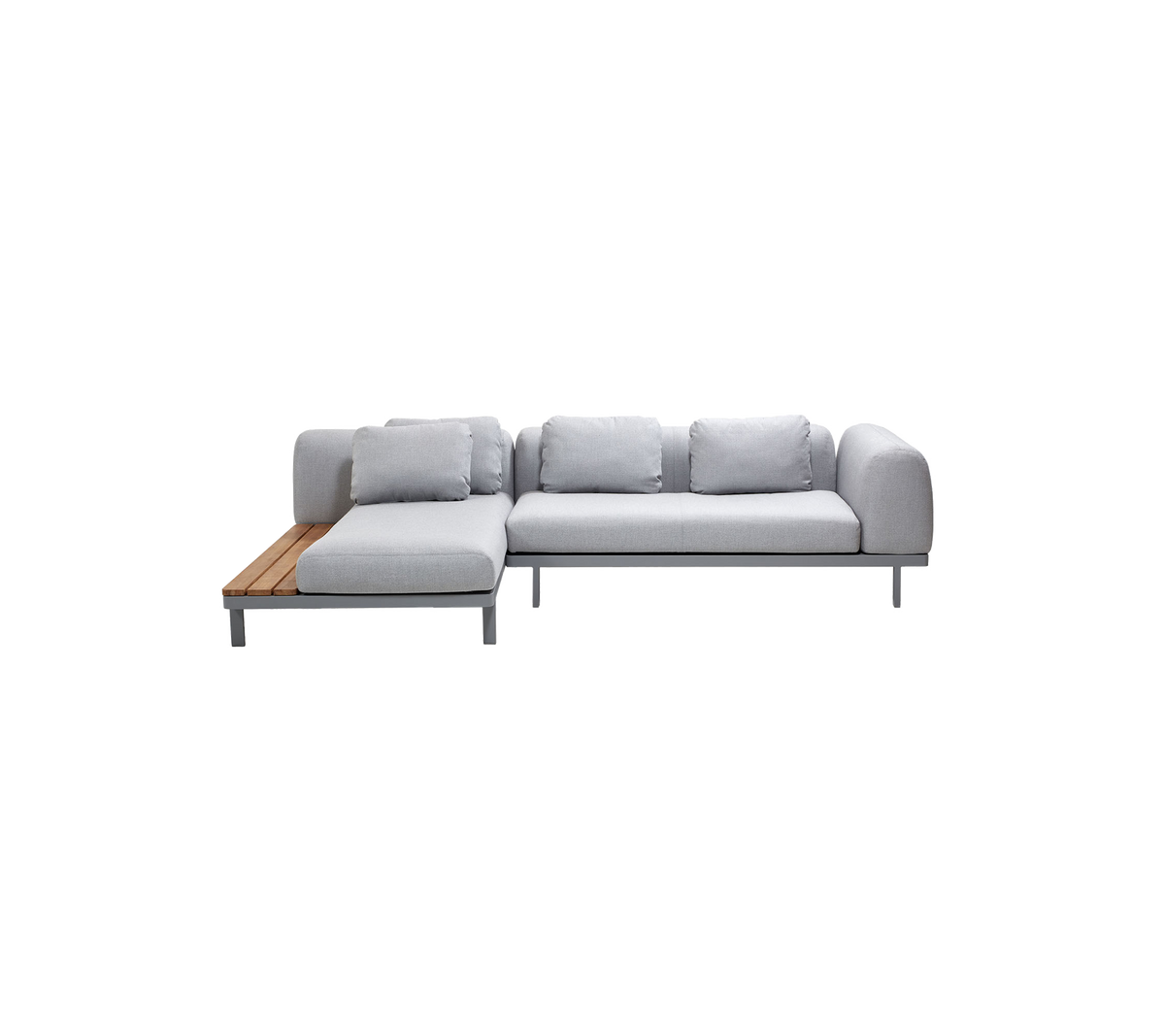 Sofá seccional gris claro con cojines suaves y un reposabrazos de madera en un lado, que ofrece un asiento moderno y cómodo.