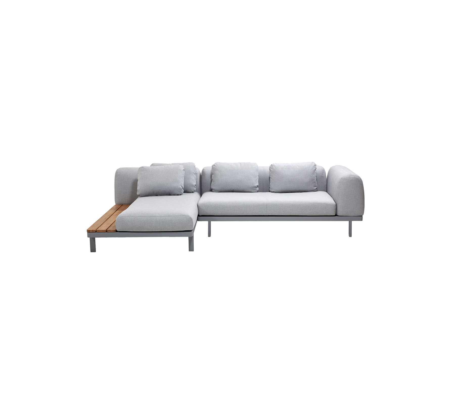 Sofá seccional gris claro con cojines suaves y un reposabrazos de madera en un lado, que ofrece un asiento moderno y cómodo.