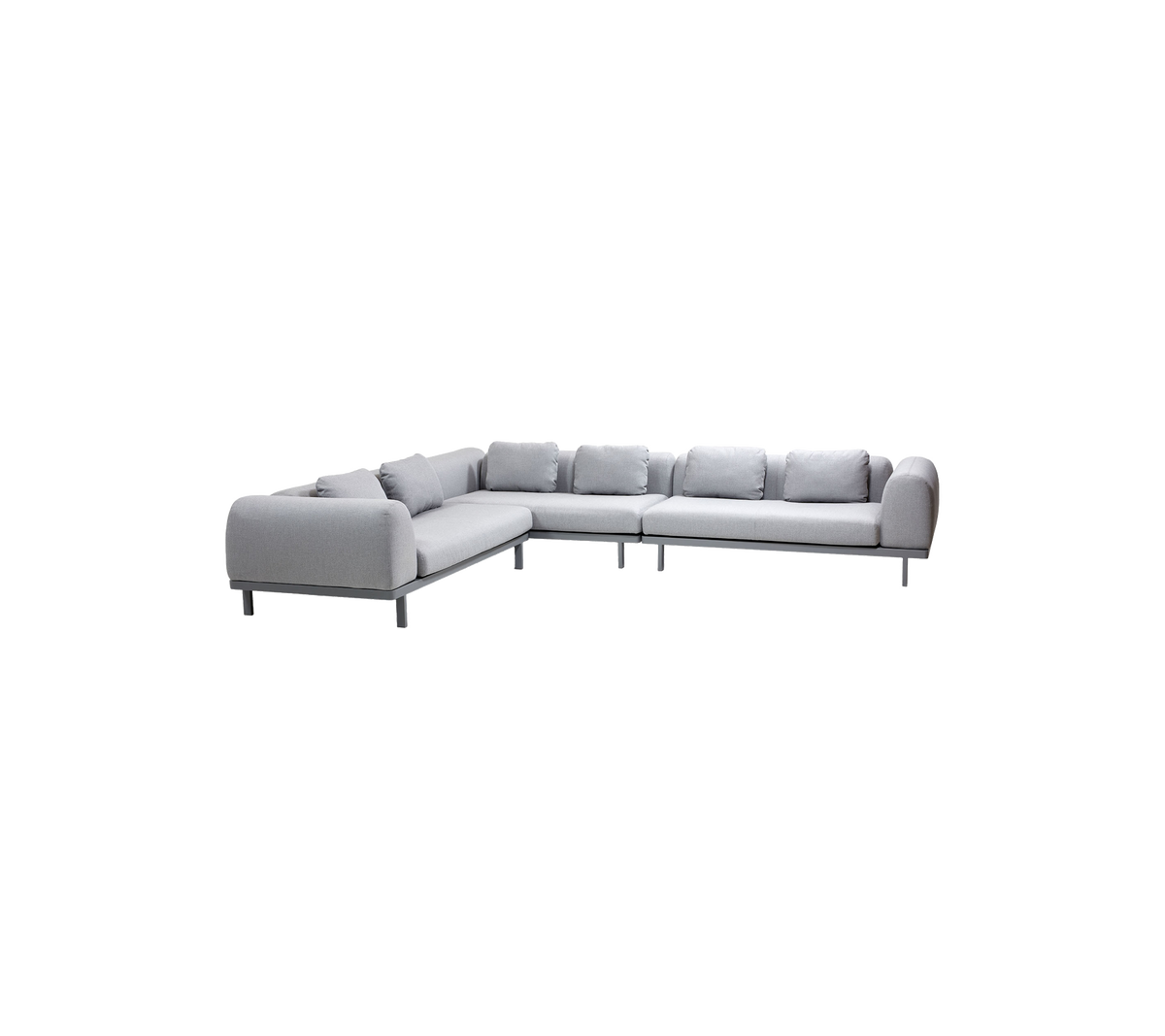 Sofá seccional gris claro con cojines de felpa y diseño moderno, con un marco de metal elegante para un aspecto contemporáneo.