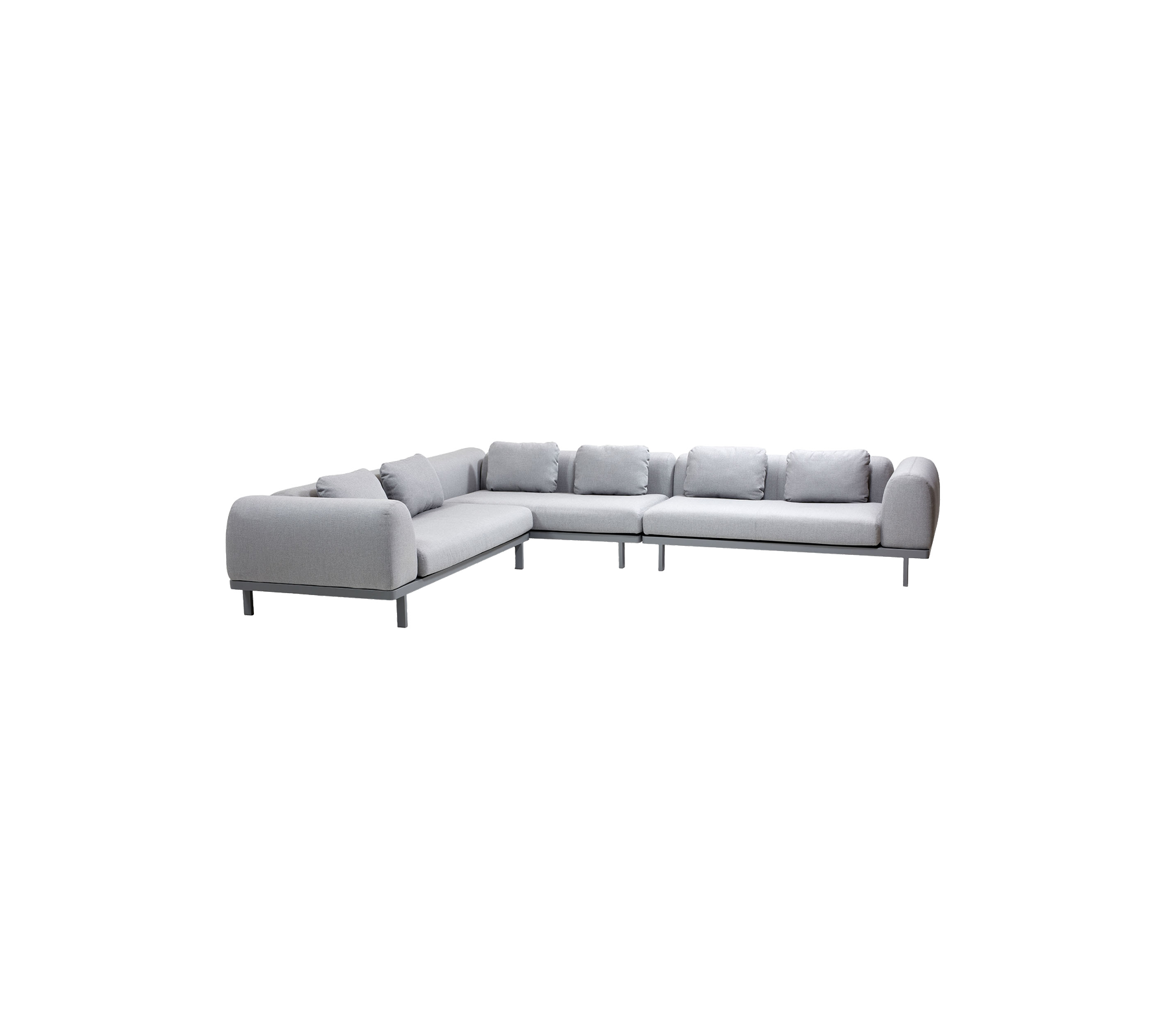 Sofá seccional gris claro con cojines de felpa y diseño moderno, con un marco de metal elegante para un aspecto contemporáneo.
