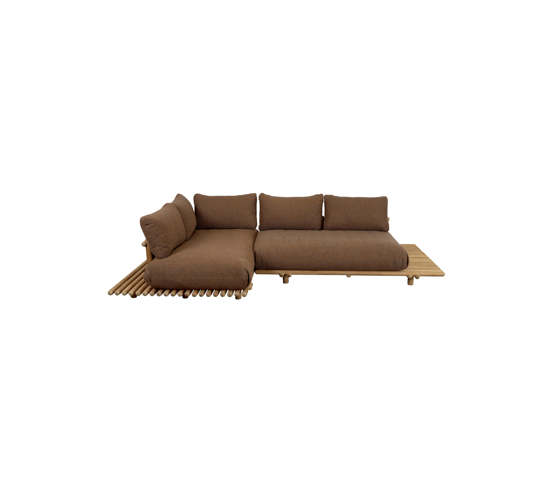Sofá seccional moderno con un tejido marrón profundo y base de madera, con cojines mullidos para mayor comodidad y diseño estiloso.