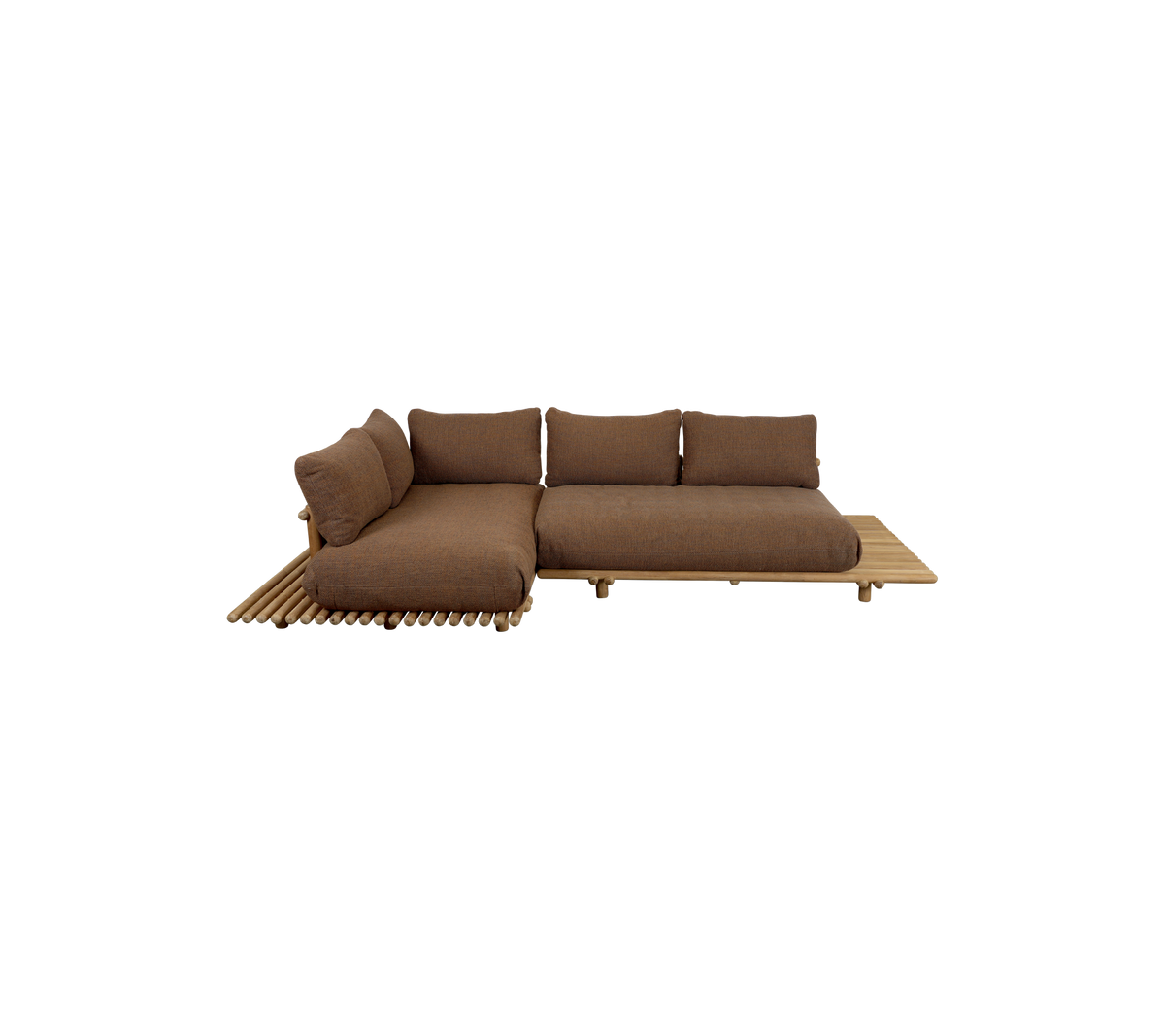 Sofá seccional moderno con un tejido marrón profundo y base de madera, con cojines mullidos para mayor comodidad y diseño estiloso.