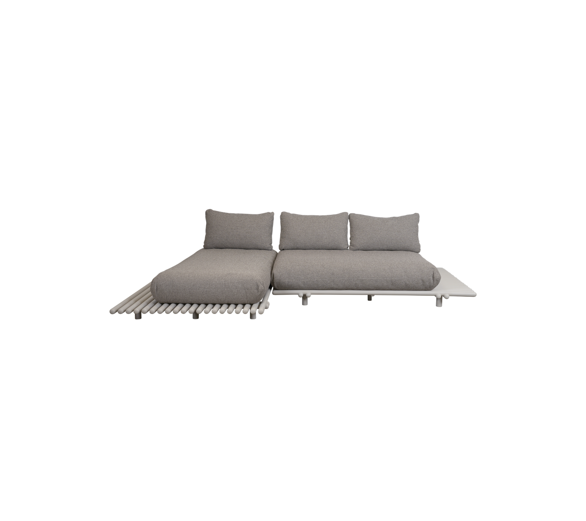 Diseño moderno de sofá seccional gris con cojines de felpa y una base de madera elegante, perfecto para relajarse con estilo o reuniones.