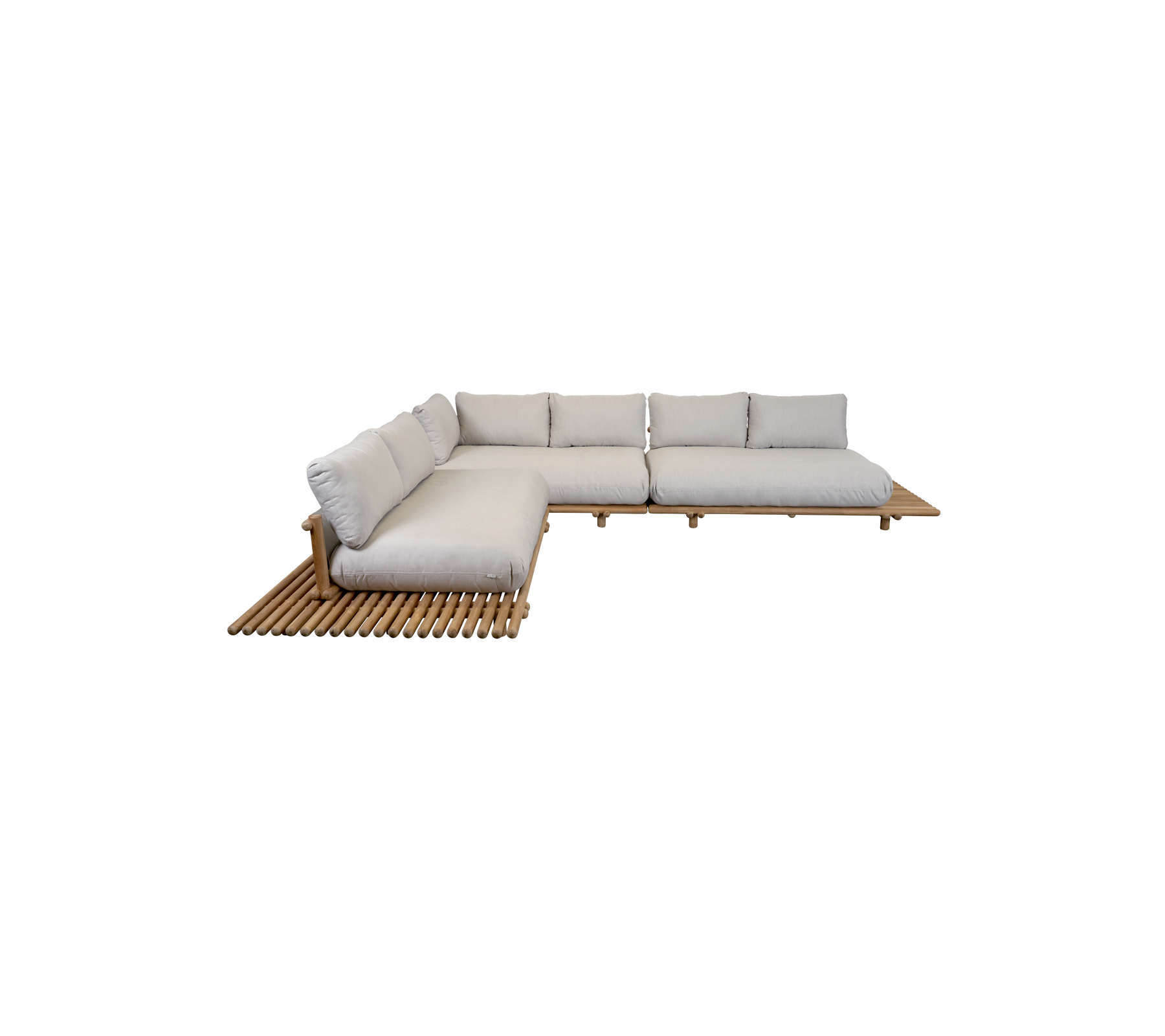 Sofá seccional en forma de L con cojines mullidos y una base de listones de madera, diseñado para la comodidad y el estilo.